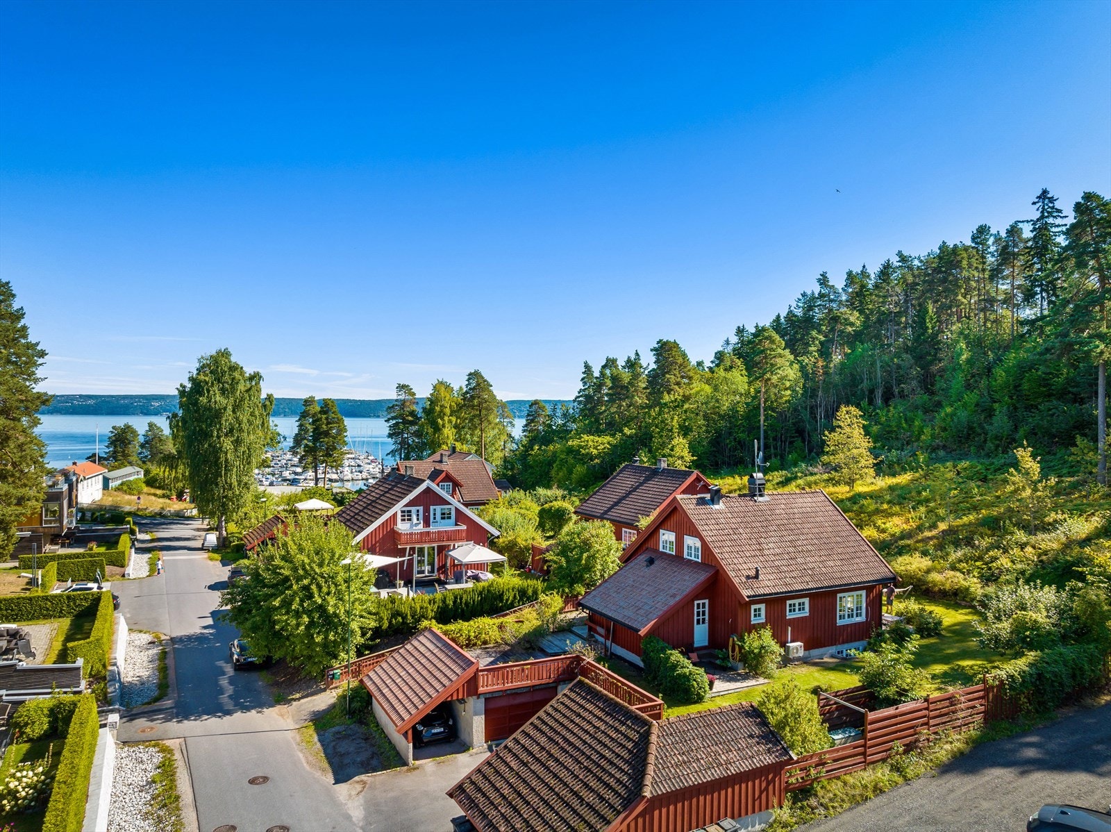 Kort vei til Vollen marina med ett yrende båtliv om sommeren, hvor man kan gå og nyte ett godt måltid eller ett kaldt glass med drikke Galleribilde