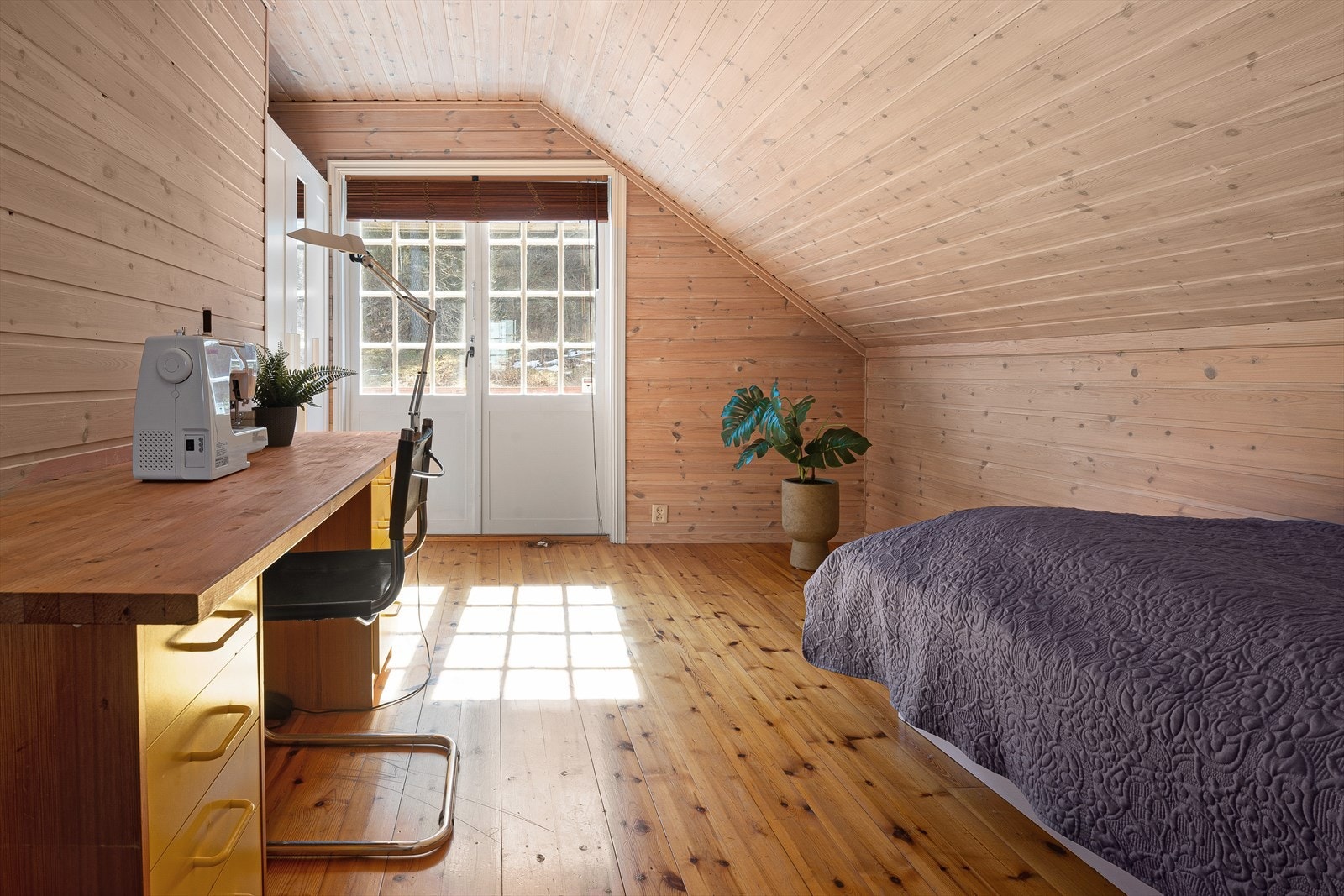 Både fra hovedsoverom og soverom 2 er det utgang via tofløyet balkongdør til sørvendt balkong på ca. 6kvm. Galleribilde
