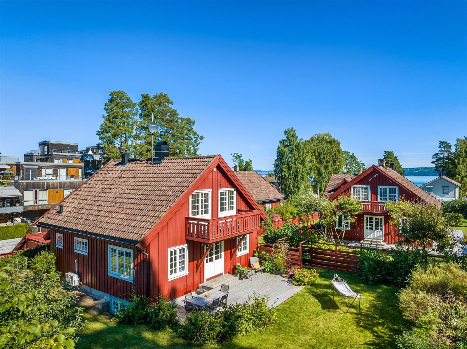 Boligen har nærhet til skoler, barnehager, offentlig kommunikasjon, flotte rekreasjonsområder og gode servicetilbud. Galleribilde