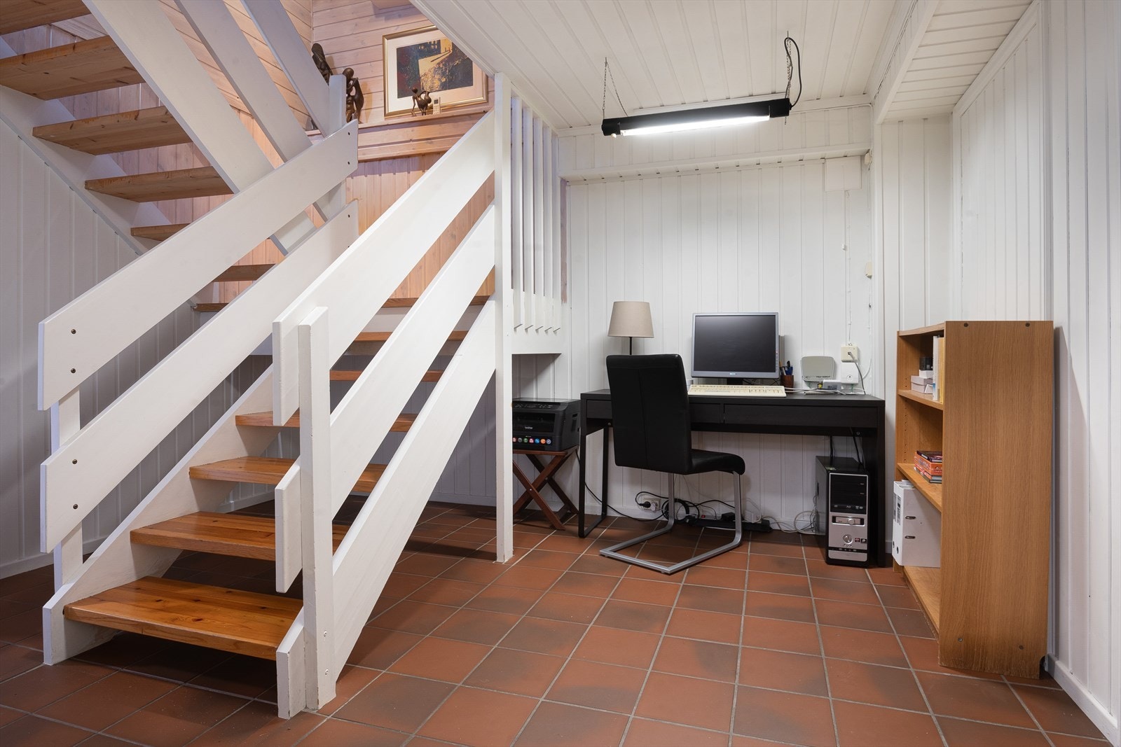 I gangen i underetasjen er det innredet med en praktisk kontorløsning ved trappen. Her er det også gulvvarme. Galleribilde