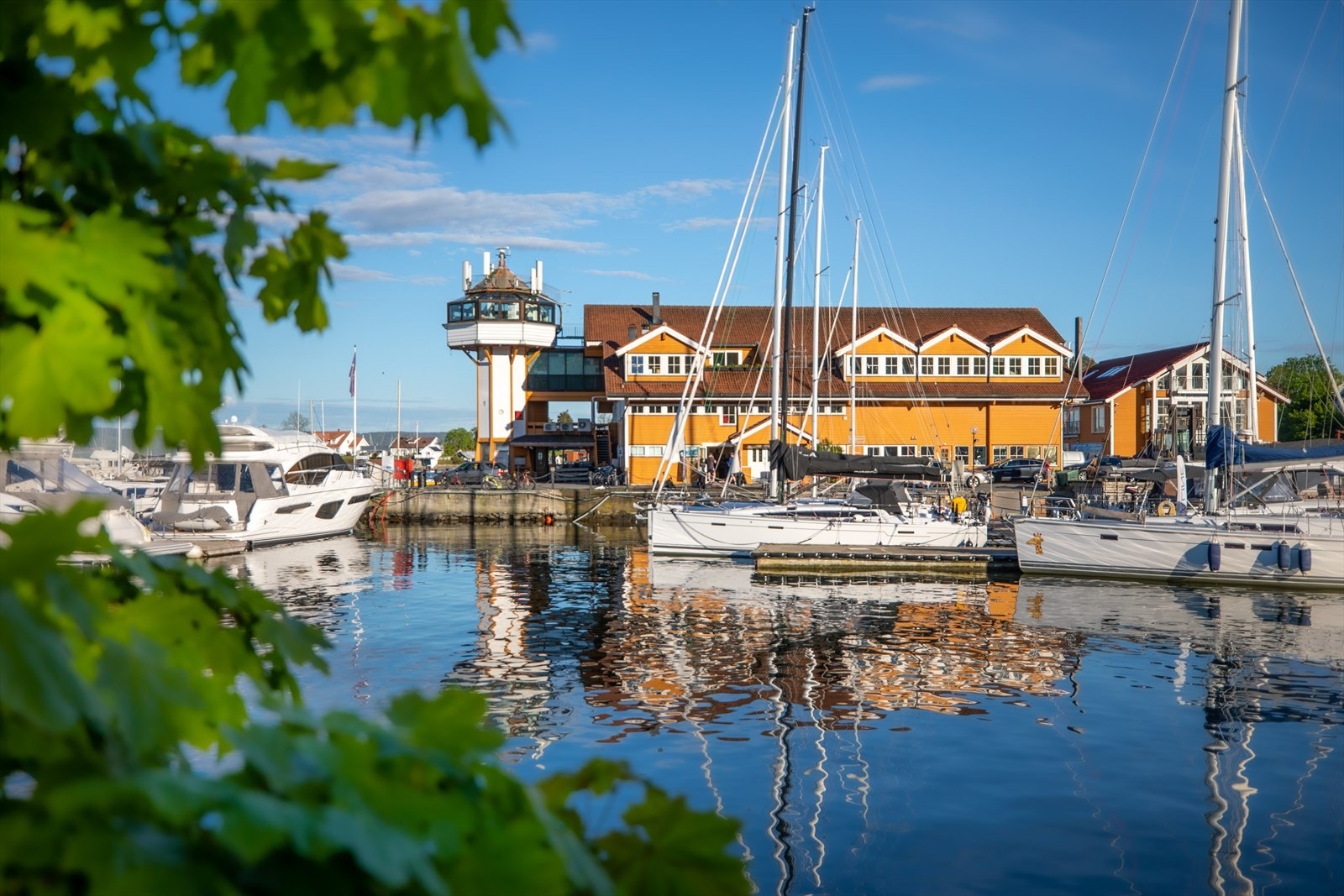 Vollen Marina med restaurant, kafé, treningsstudio og ikke minst mulighet for båtplass. Galleribilde