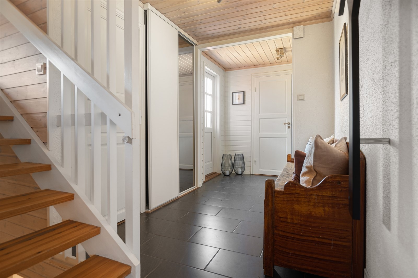 Velkommen inn! Lys og romslig entré med med flislagt gulv med varme. Galleribilde