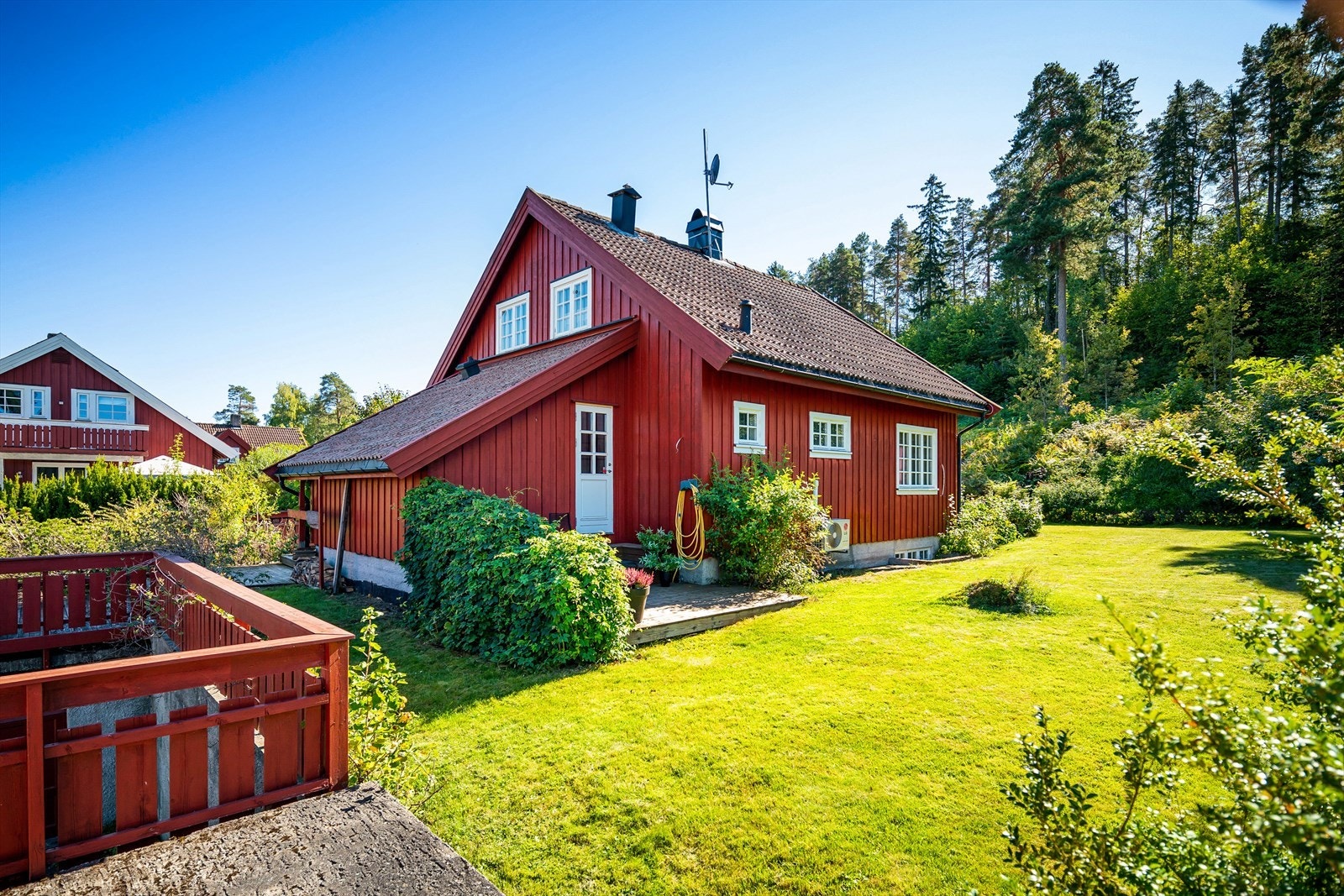 Romslig hage med plass til lek og moro. Galleribilde