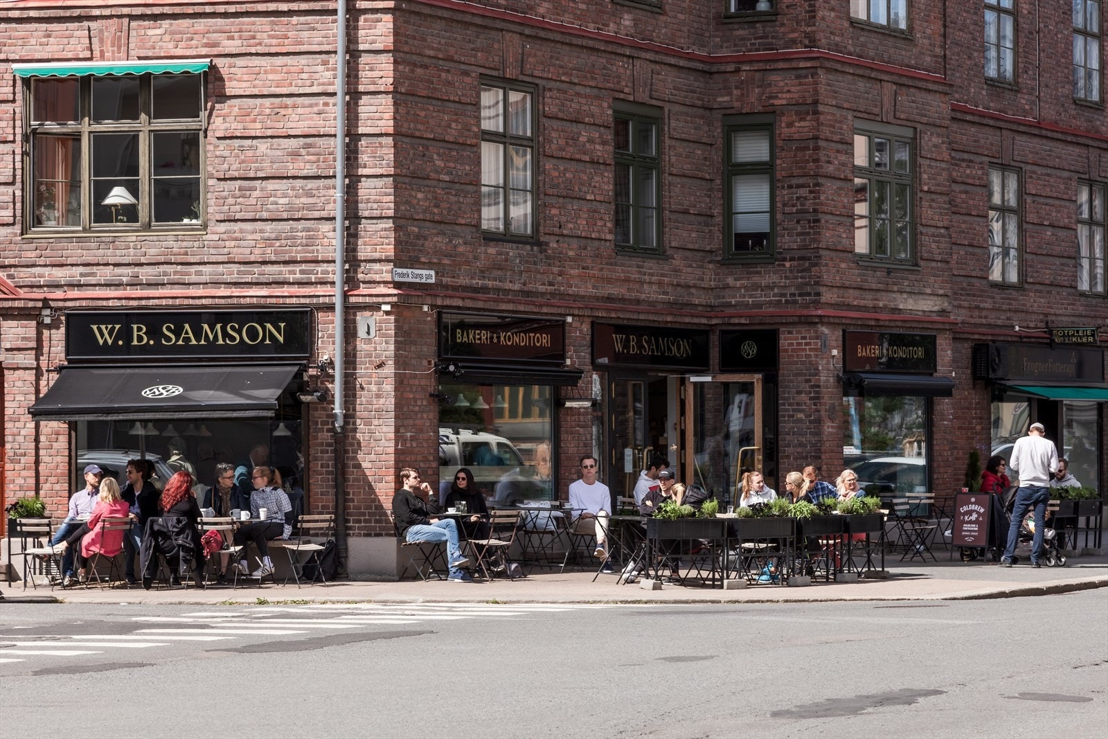 Nærområdet kan skilte med et rikt og variert tilbud av fine restauranter, kaféer og hyggelige nisjeforretninger. Galleribilde