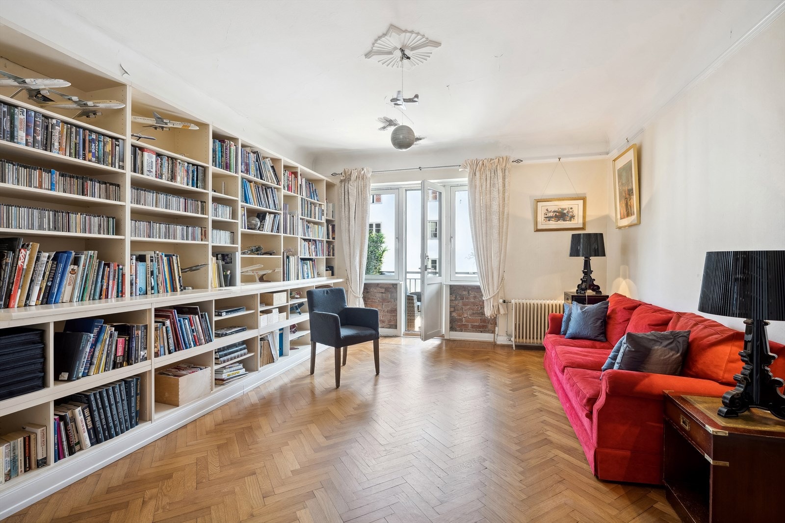 Boligen fremstår som et renoveringsobjekt med et stort potensial. Galleribilde
