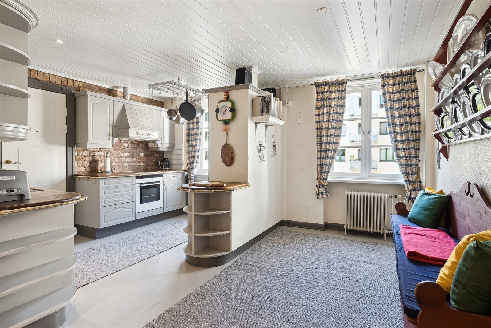 Kjøkkenet har også god plass til et stort spisebord, slik at du kan få to ulike spisesoner i boligen. Galleribilde