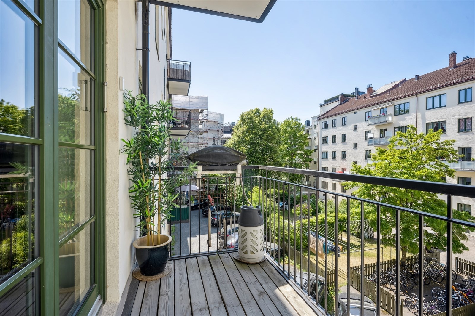 Boligen har en meget god intern beliggenhet i 3 etasje og med to romslige uteplasser har man gode solforhold fra begge sider av leiligheten. Galleribilde