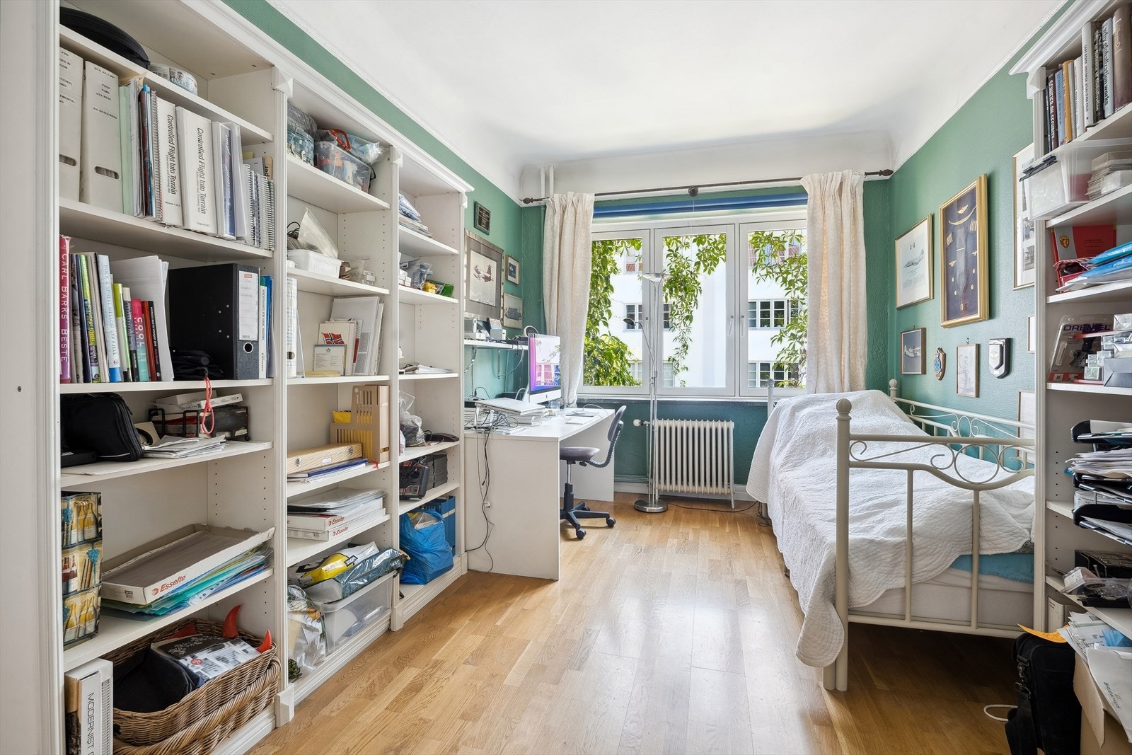 Gjesterommet har også god plass til egen kontordel for en hybrid arbeidshverdag. Galleribilde