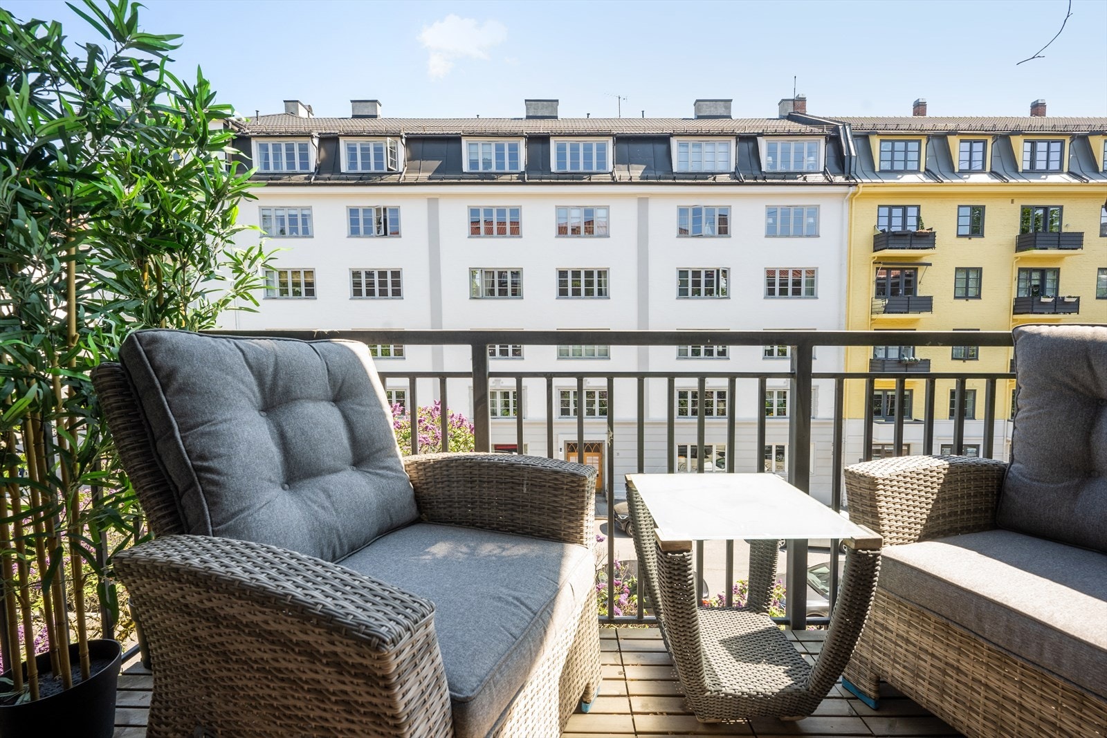 En koselig uteplass med plass til utemøblement. Her nyter man solen frem til ca 14.00 på sommertid. Galleribilde