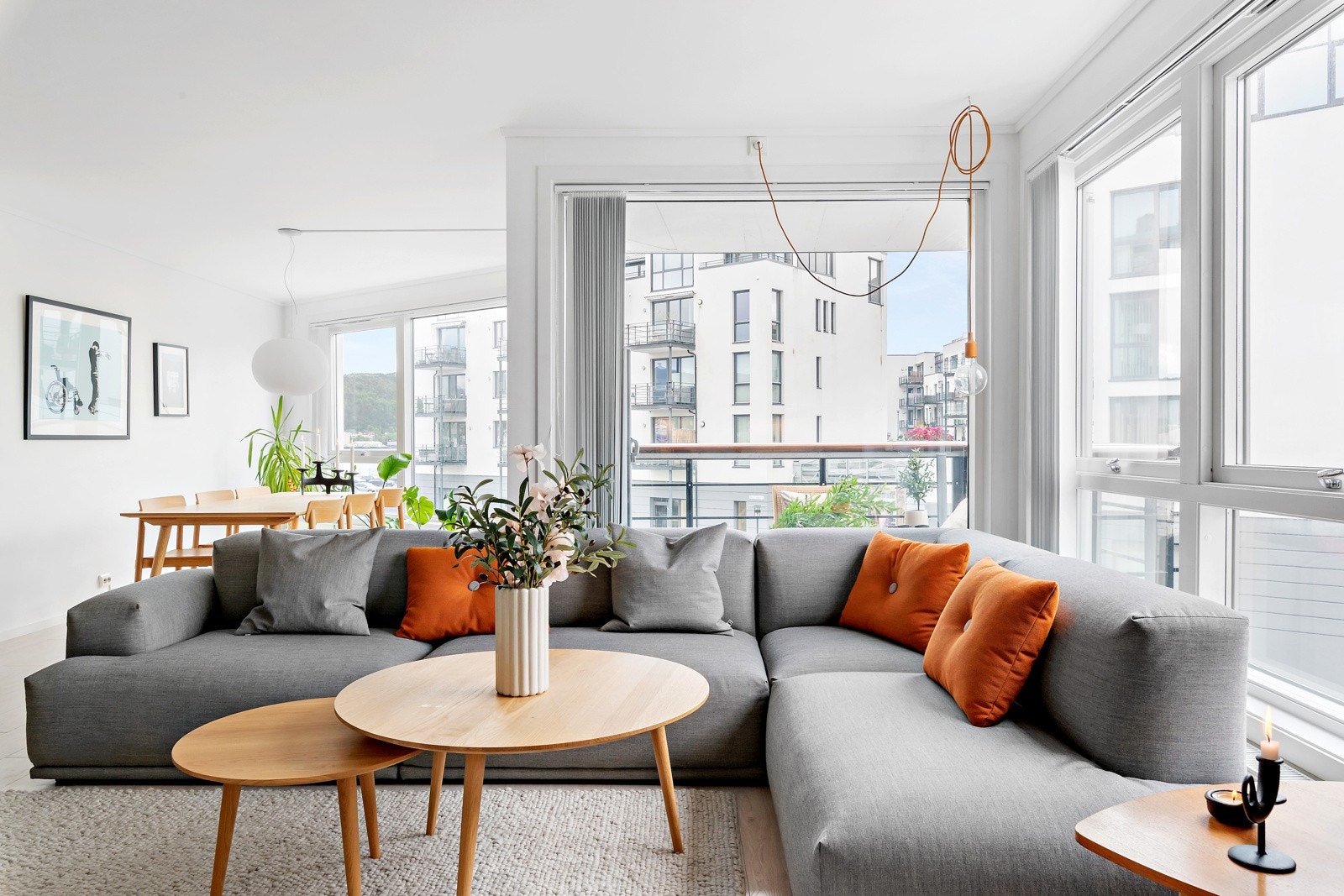 Det er store vindusflater med lite innsyn som gir et gjennomført godt inntrykk. Galleribilde