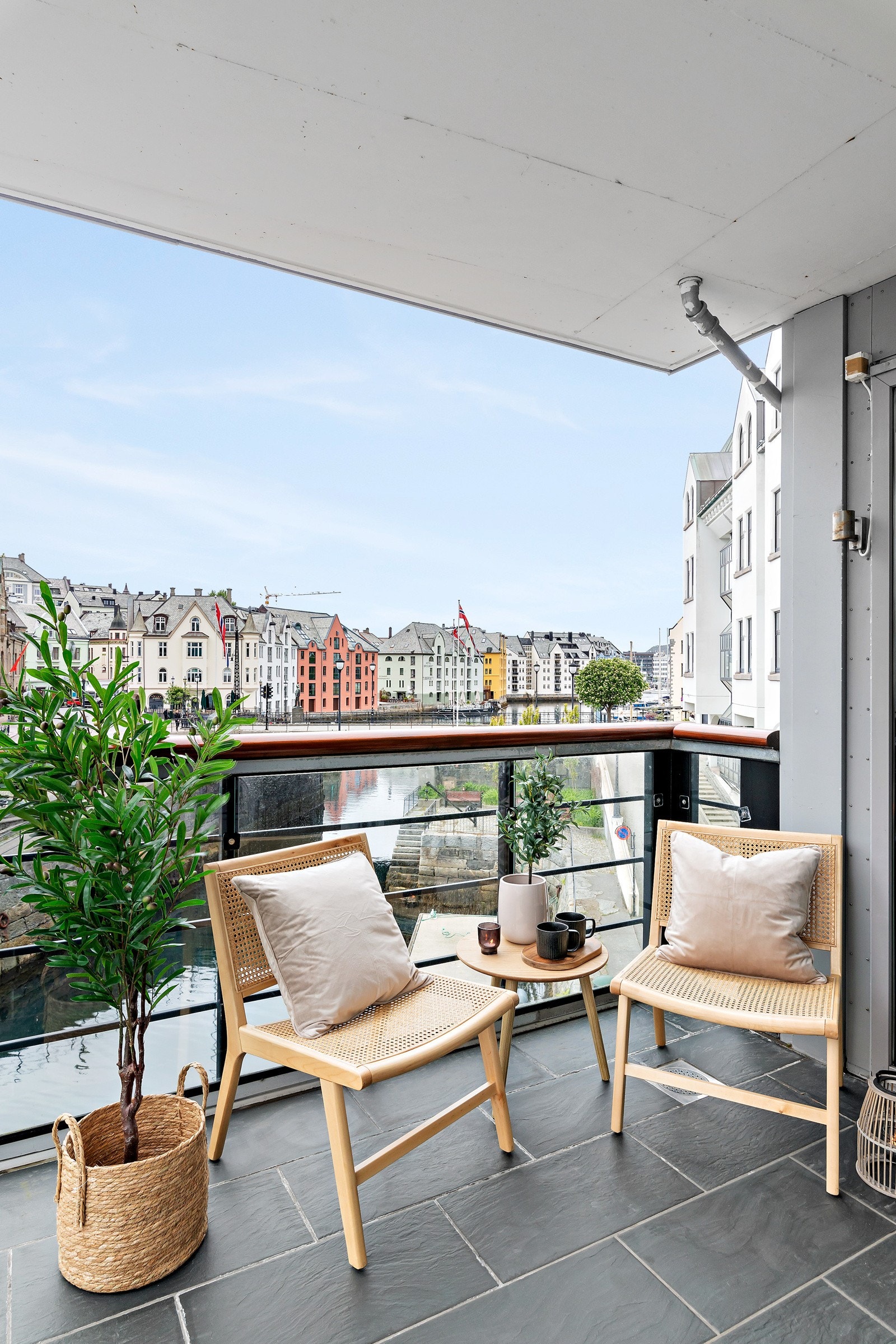 Verandaen ligger relativt lite eksponert, har fin utsikt, er overbygd og har fremtrekksbar levegg. Galleribilde