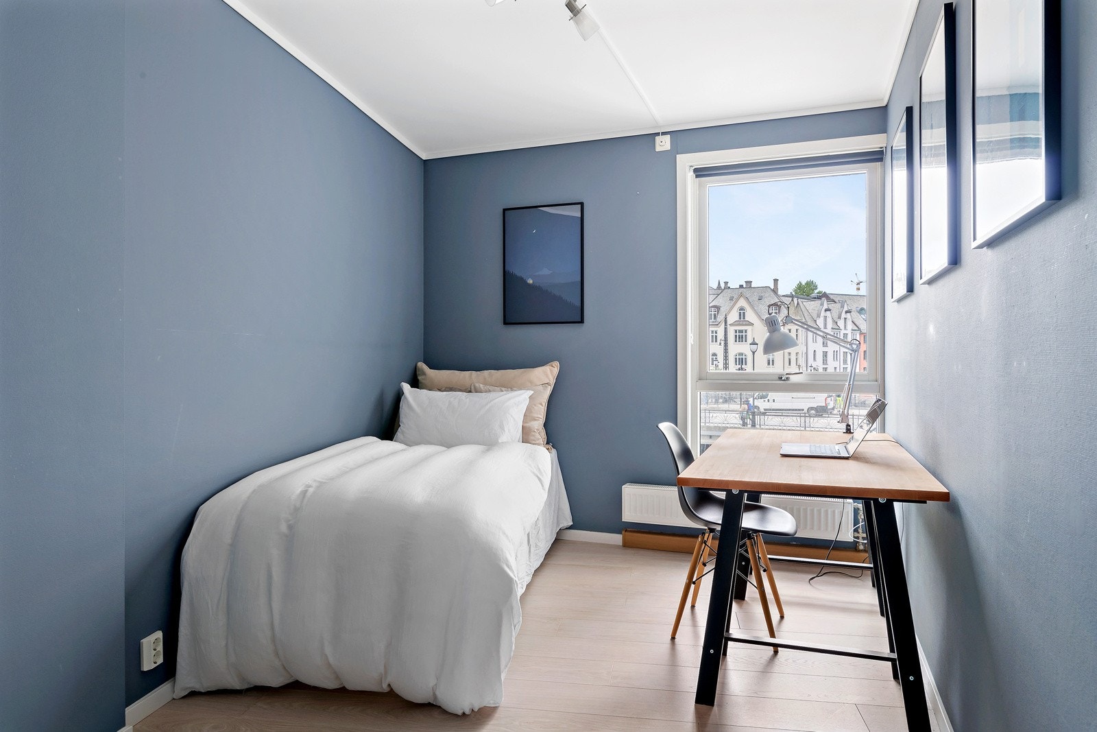 Soverom nummer to har samme fine farge på vegg og god plass til seng og kontorpult. Galleribilde