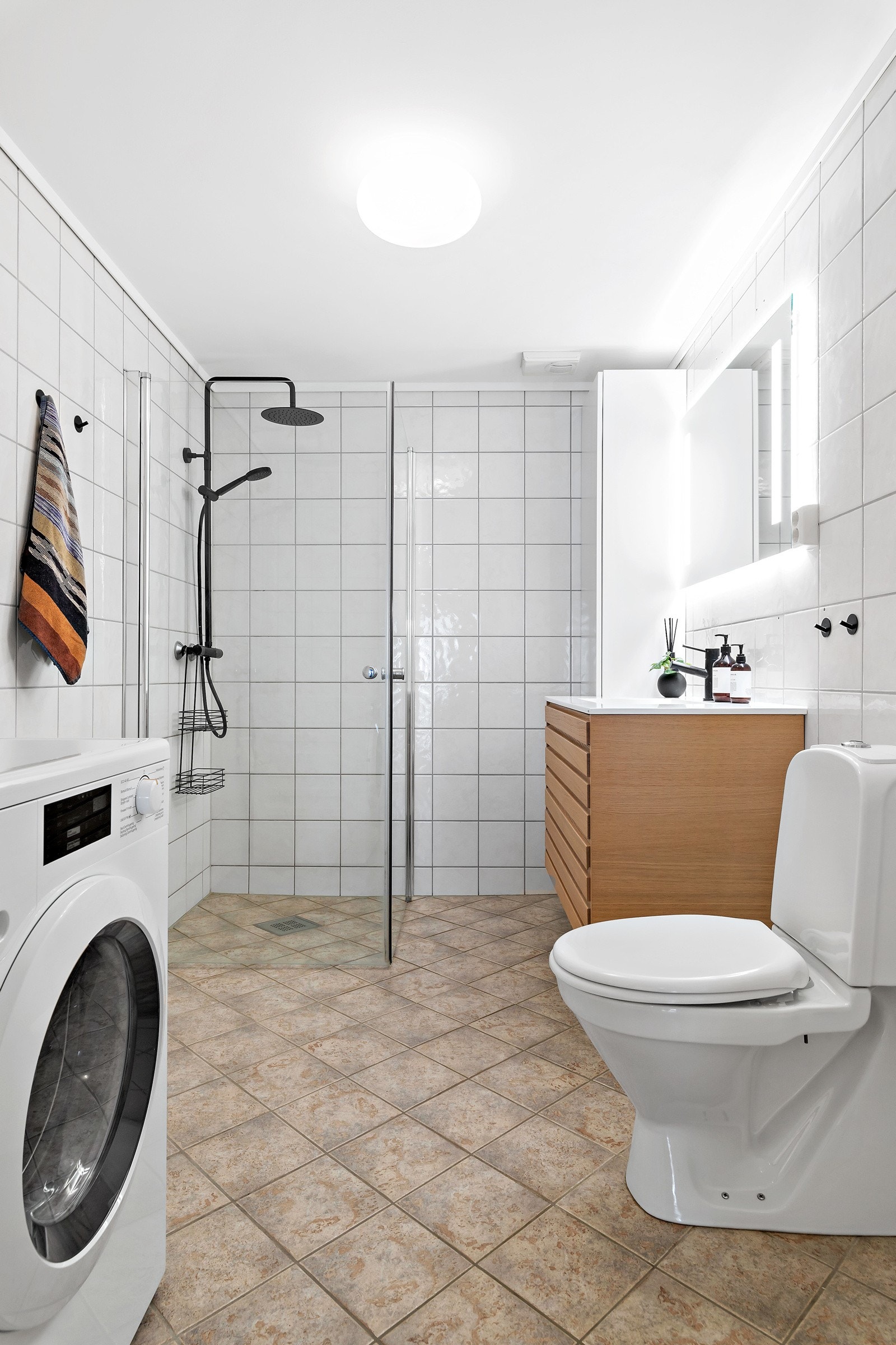 Badet er fra byggeåret og er helfliset med varme i. Det er nylig skiftet innredning, satt inn nye dusjvegger med nytt dusjgarnityr. Galleribilde