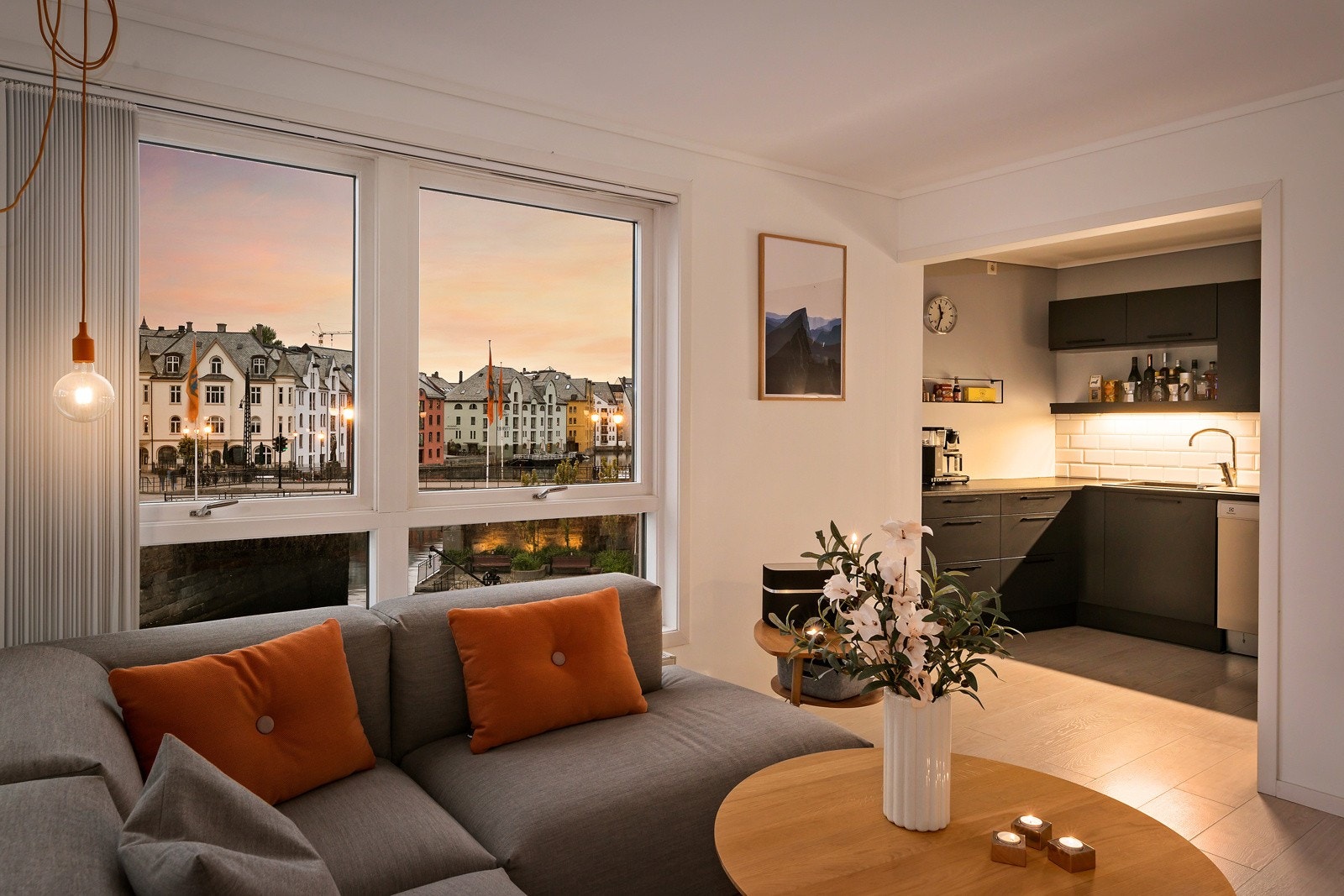 Prakftulle blikkfang sørger for å alltid holde deg underholdt. Her er det båttrafikk i Brosundet og perfekt utgangspunkt for 17. mai-frokost hos deg. Galleribilde