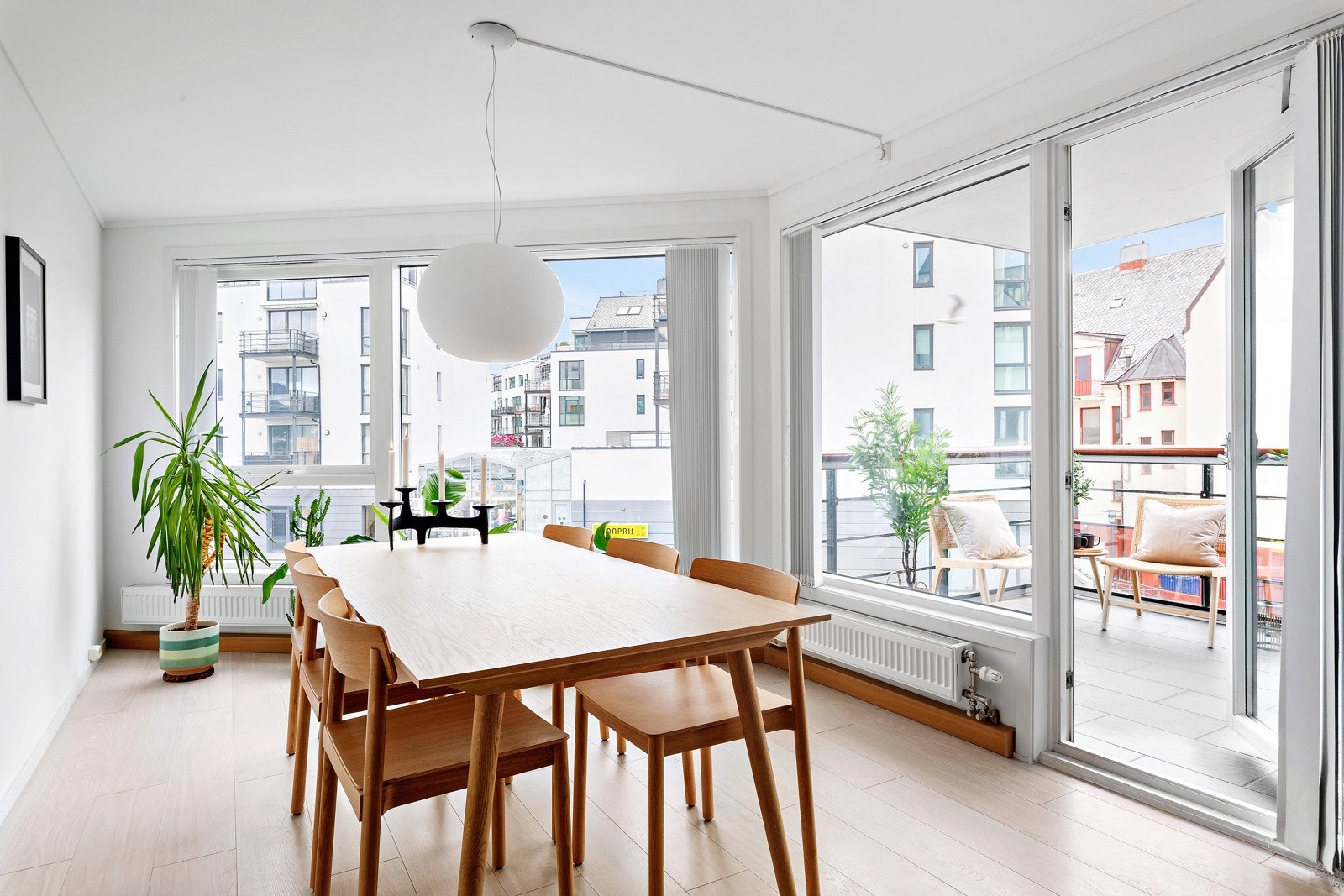 Vinduet på stuen er skiftet, og det samme er gulvet. Her får man et lyst, tiltalende laminatgulv. Et godt utgangspunkt. Galleribilde