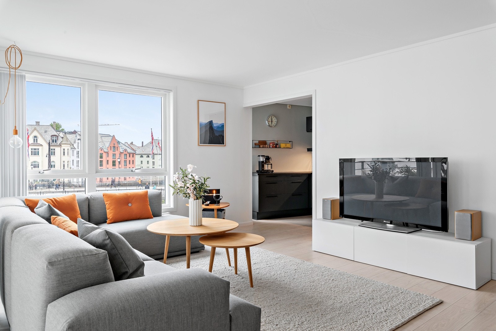 Stuen er utført i en delvis åpen løsning mot kjøkkenet. Her er det enkelt å trekke seg unna når desserten skal tilberedes, samtidig som man får blitt med på alle viktige samtaler. Galleribilde