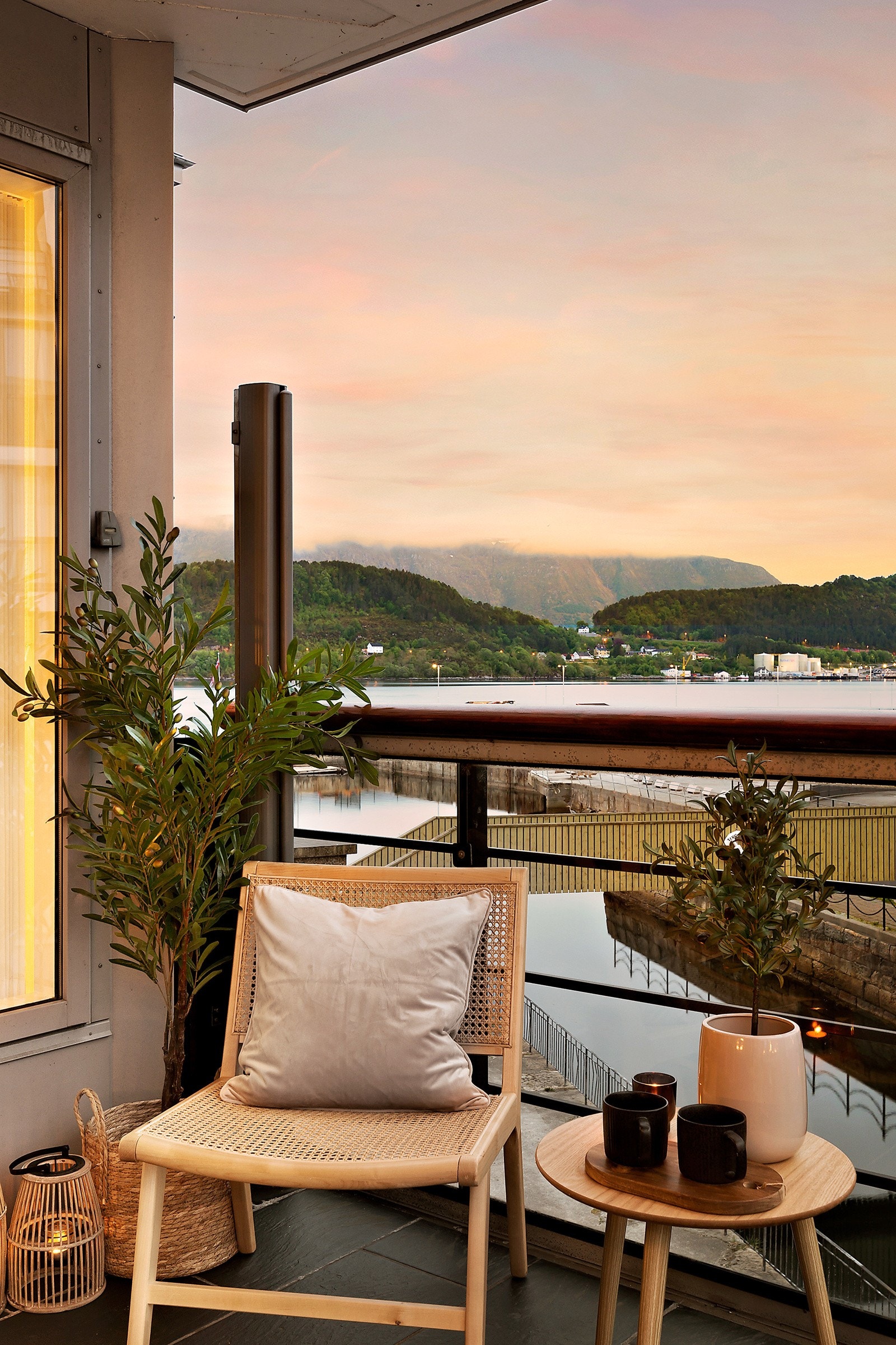 Solen kommer på verandaen i 14-tiden og forsvinner ikke før langt mot kveld. Galleribilde
