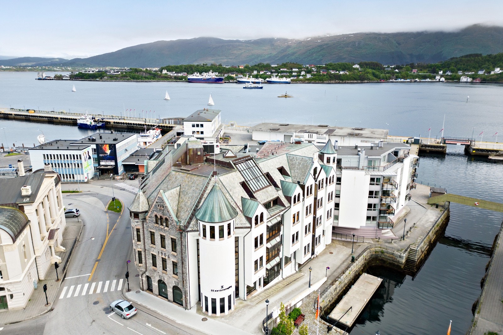 Bygget ble oppført i 2005 og holder tiltalende stand med det aller meste inkludert i felleskostnadene. Galleribilde