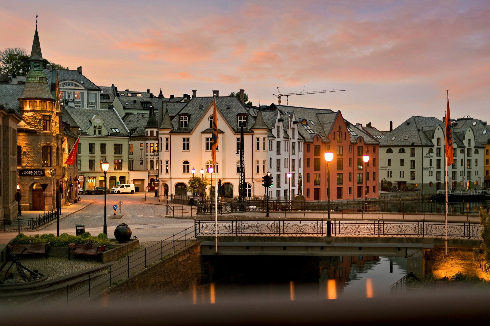 Her kan du våkne opp til det berømte jugendstilsmotivet fra Hellebroa - fra din egen veranda. Galleribilde