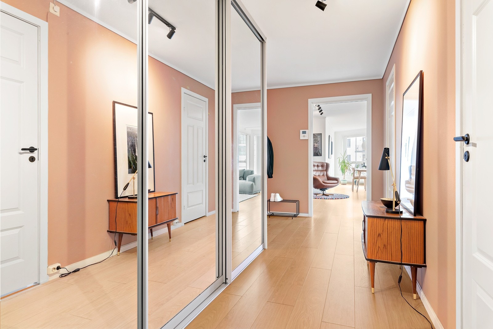 Velkommen inn. En tiltalende gang med skyvedørsgarderobe med speil. Galleribilde