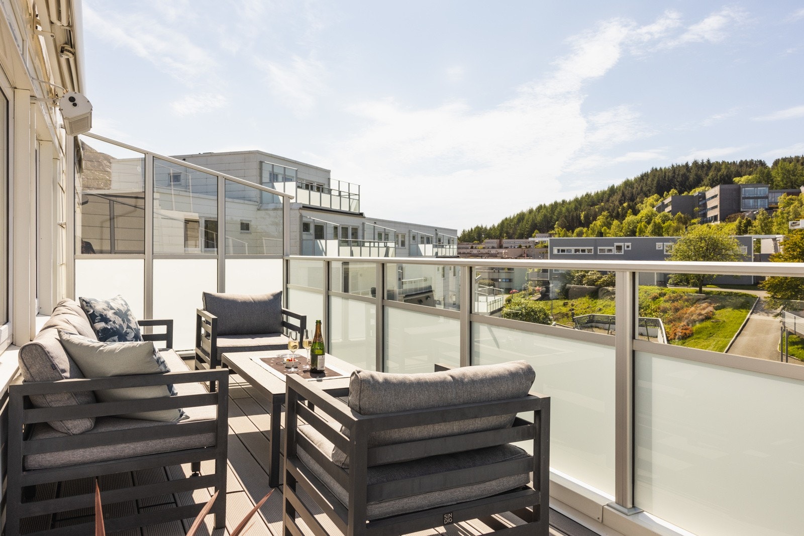 Fra det ene soverommet har du utgang til terrasse. Galleribilde
