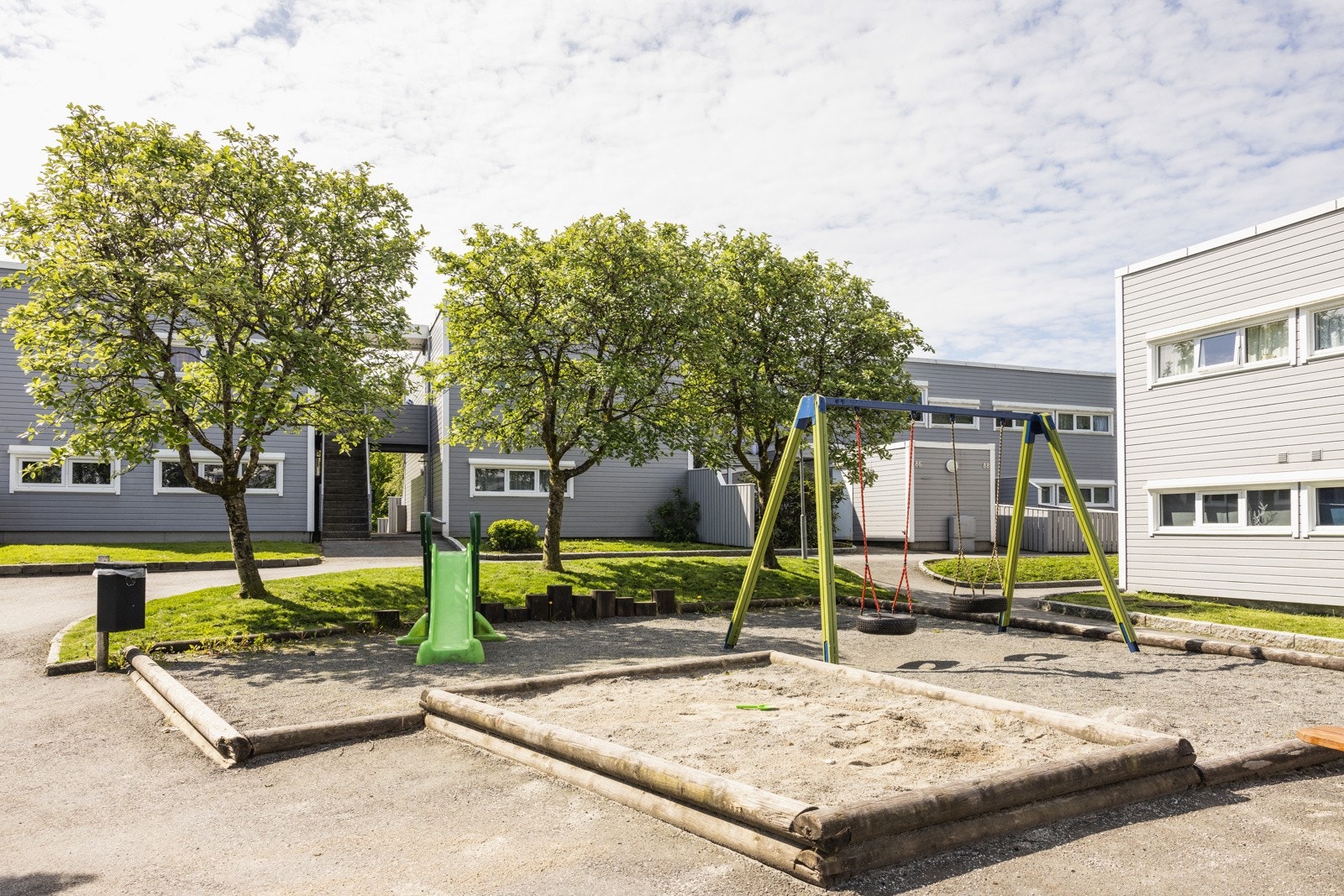 Lekeplass på borettslagets tomt. Galleribilde