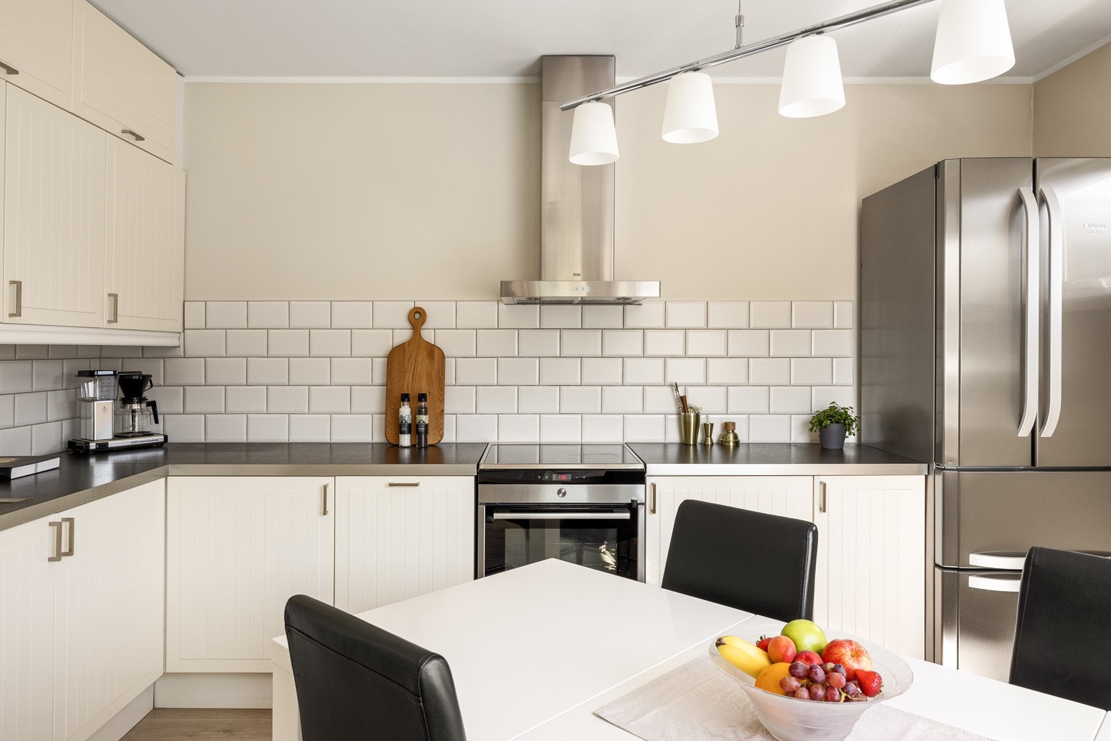 Kjøkkenet har profilerte fronter, laminat benkeplate, stål oppvaskkum og ventilator. Galleribilde