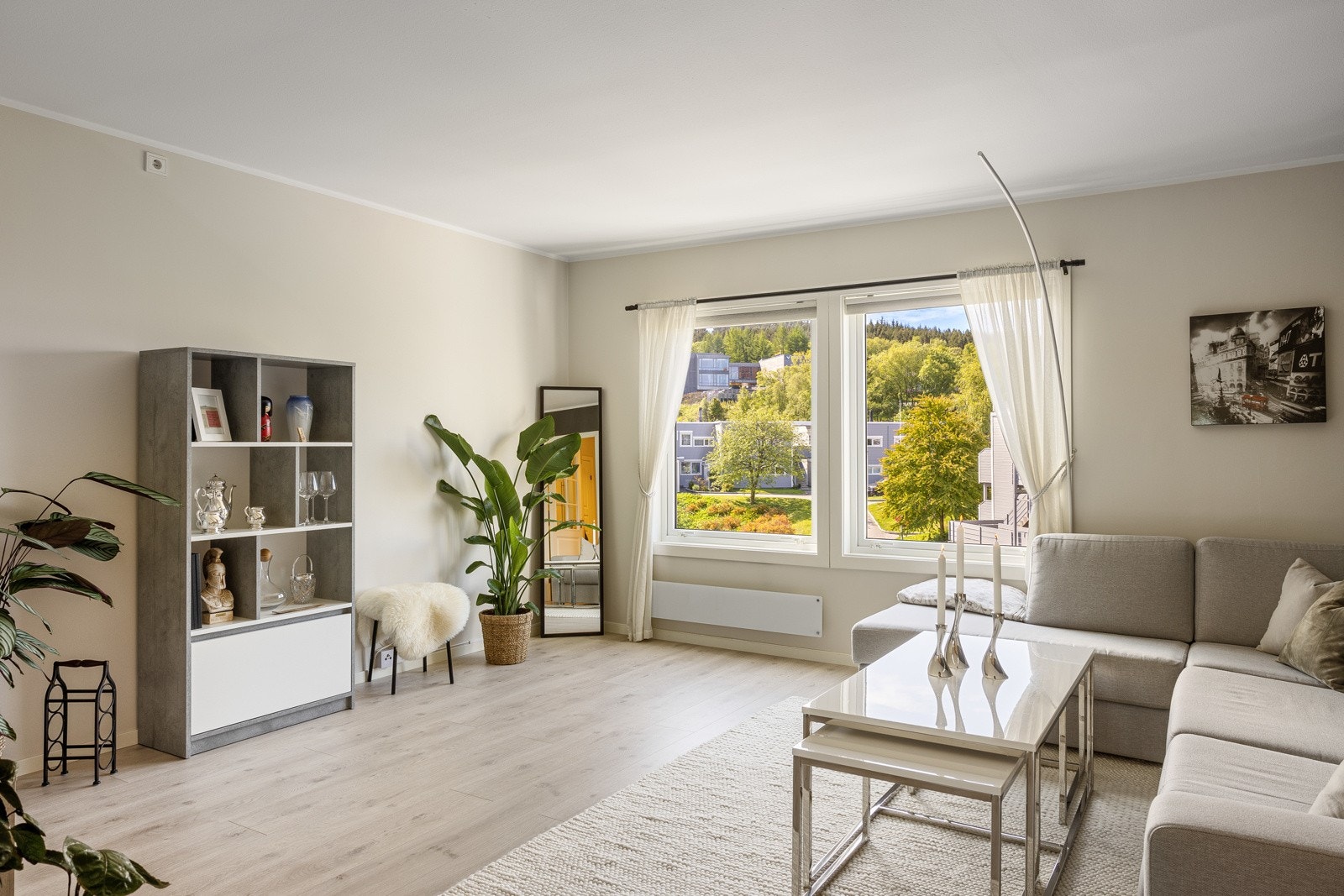 De store vindusflatene gir godt med lysinnslipp. Galleribilde