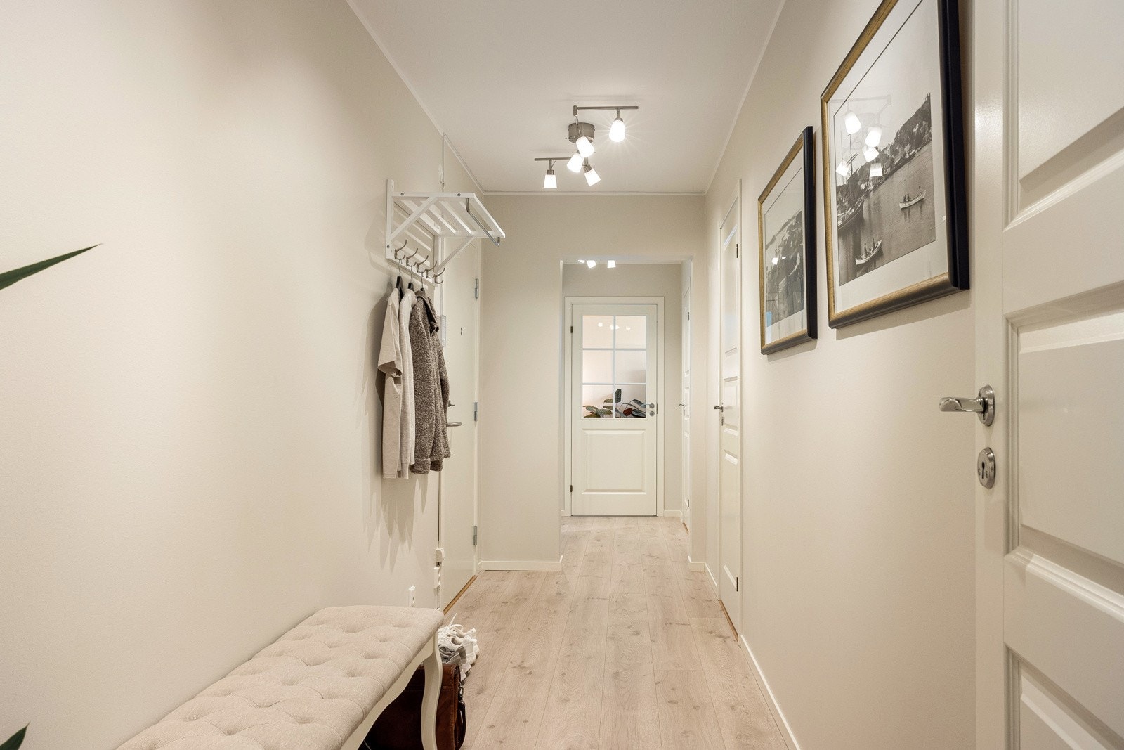 I gangen har du god plass til sko og yttertøy. Galleribilde