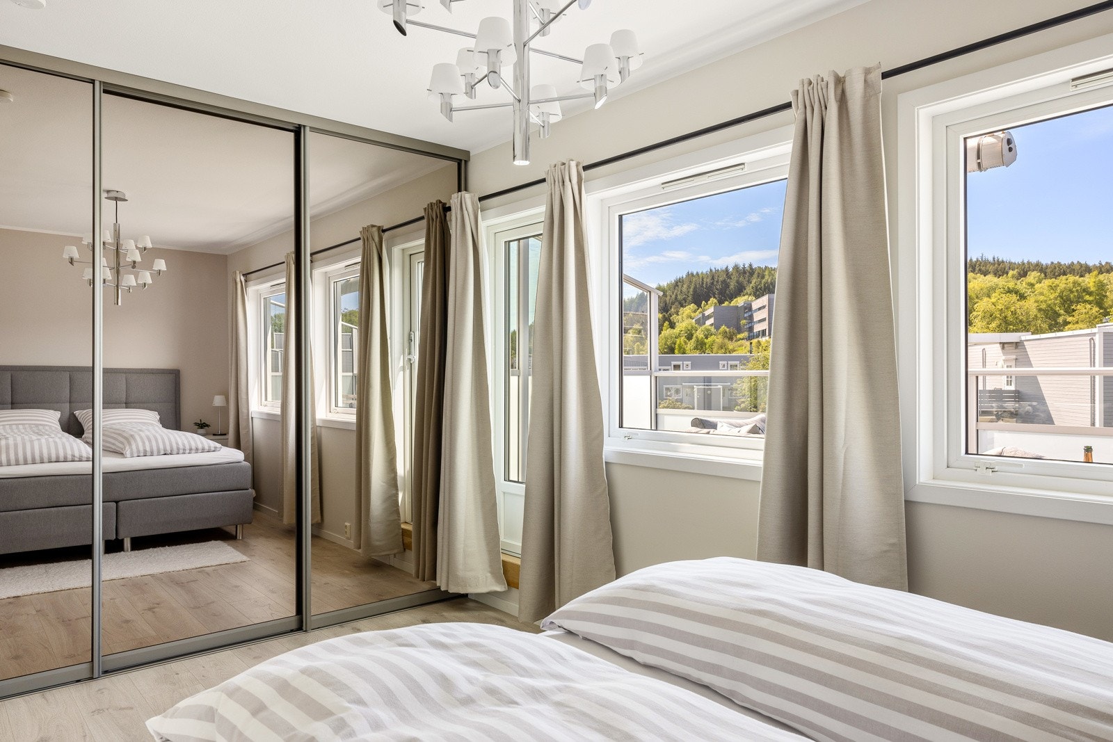 Soverommet har skyvedørsgarderobe. Galleribilde