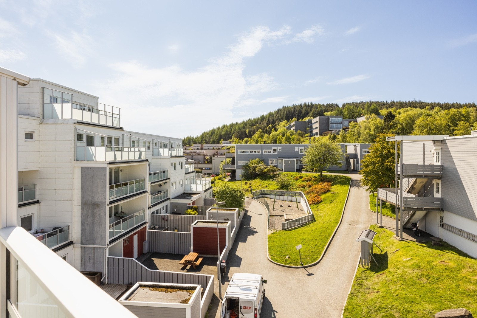 Utsikt over borettslagets fellesarealer. Galleribilde