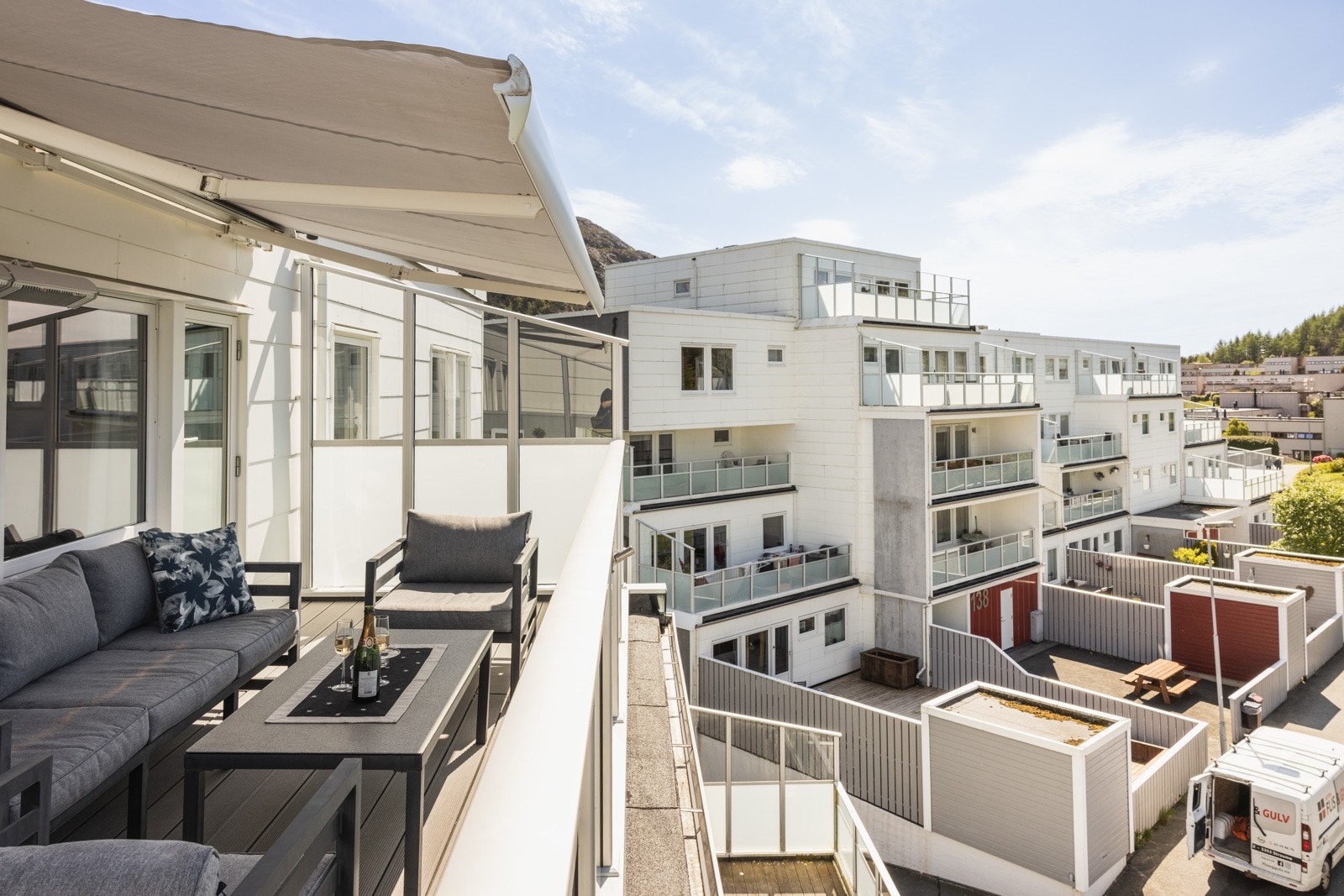 Også på denne terrassen har du god plass til ønsket utemøblement. Galleribilde