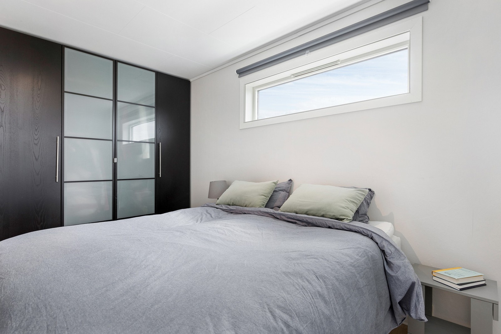 God plass til dobbeltseng og garderobeskap. Galleribilde