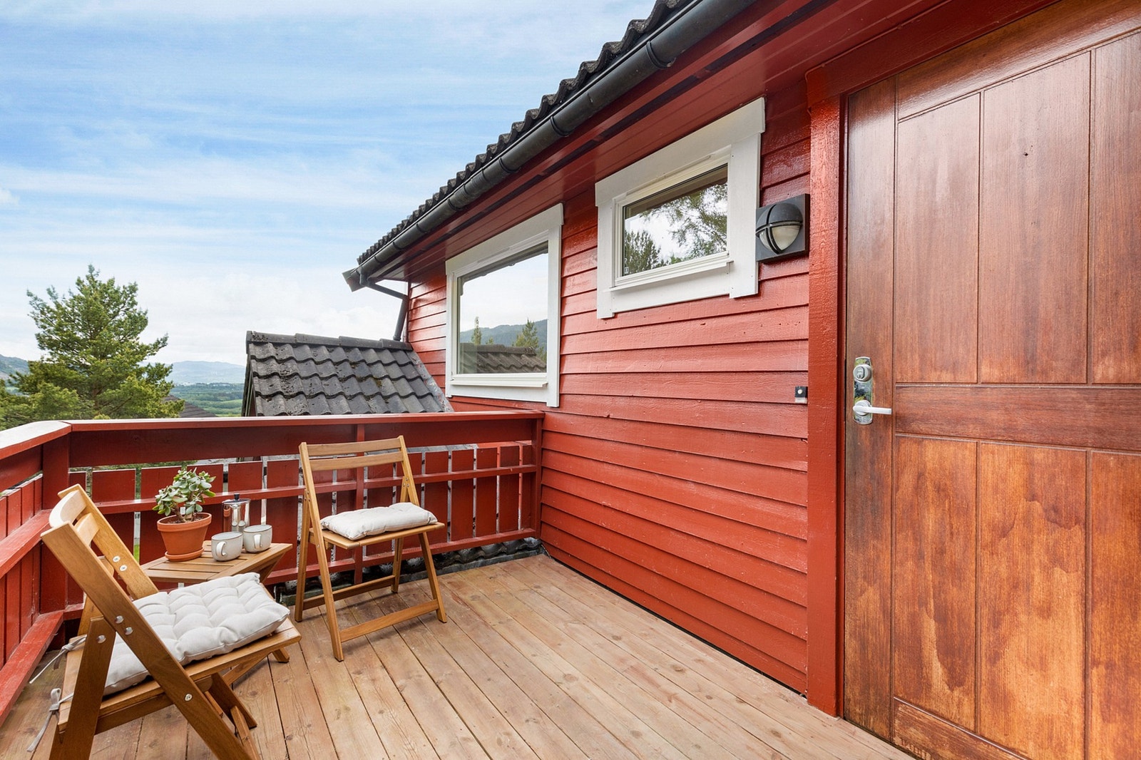 Inngangsparti. Her er det morgensol fra ca. kl 09:00-13:00. Galleribilde