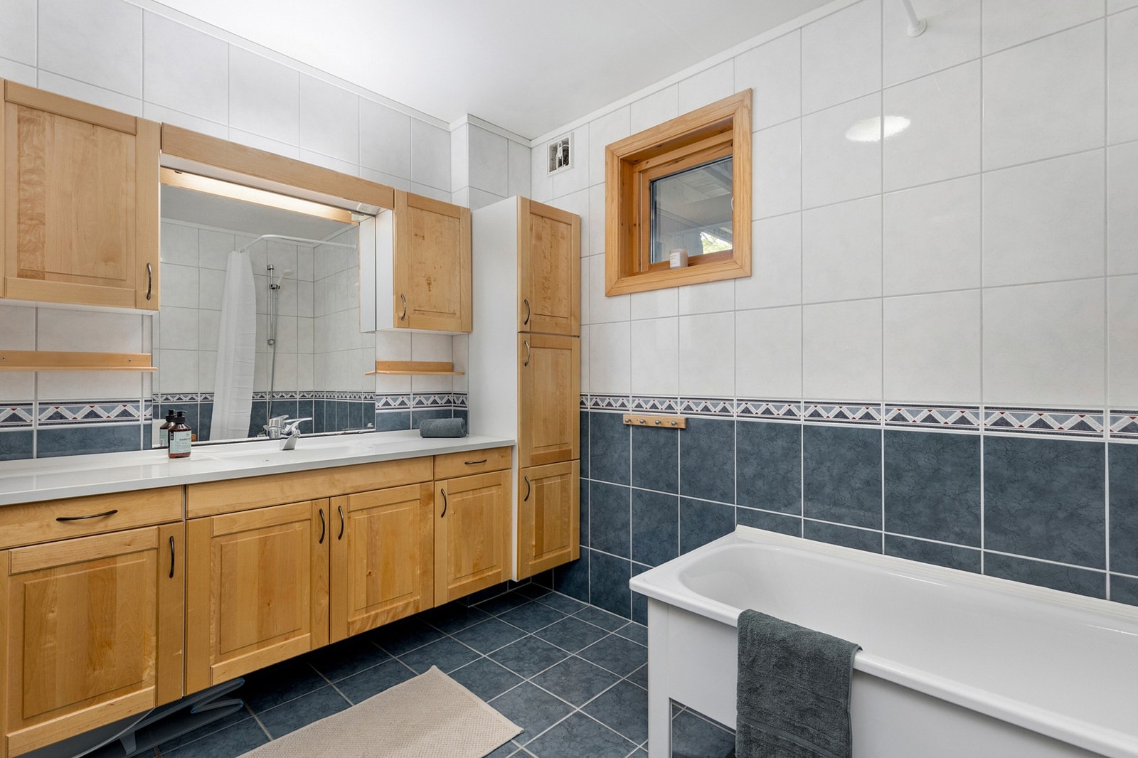 Boligen har 2 bad. Det største er på 6,5m². Galleribilde