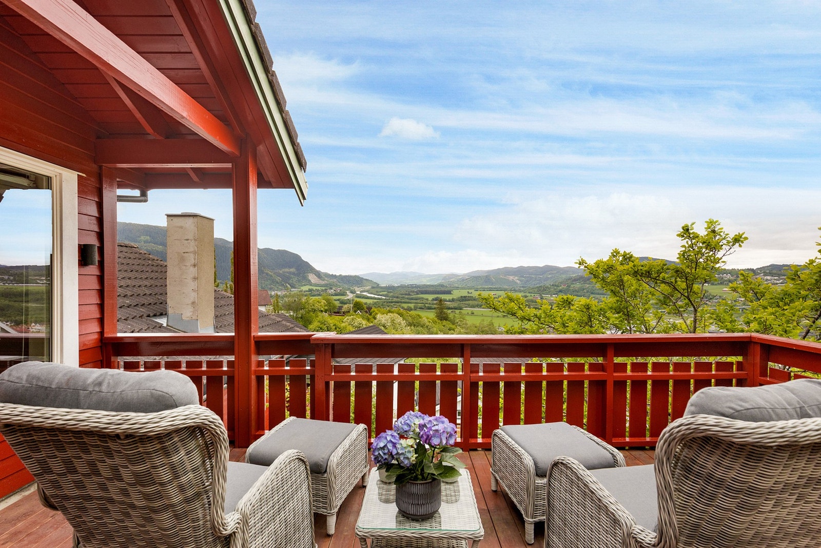 Flott utsikt i retning sør. Her kan man nyte gode solforhold. Galleribilde