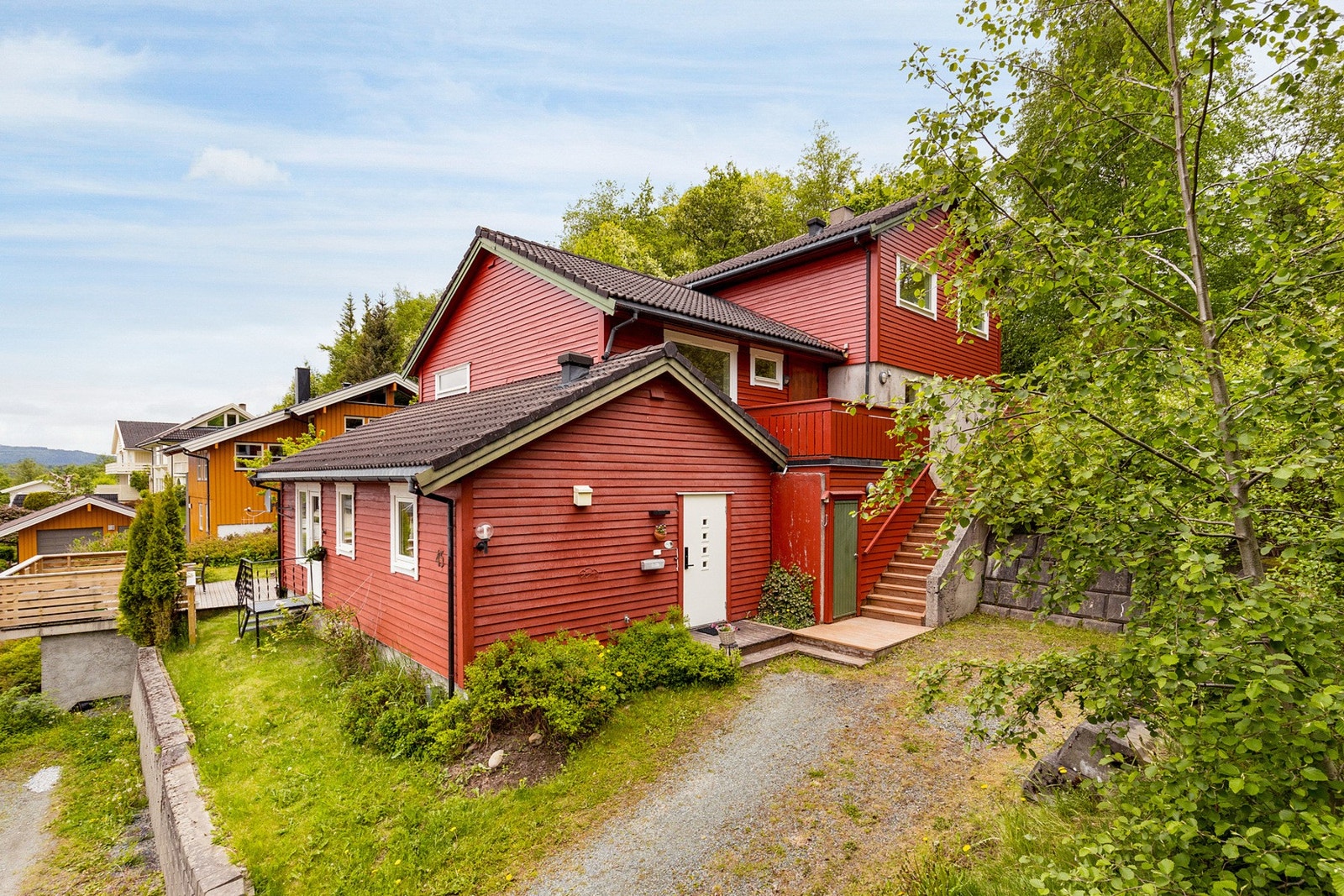 Boligen som selges ligger øverst med inngang opp trappen. Den andre halvparten er vesentlig mindre og er på èn etasje med inngang hvit dør. Galleribilde