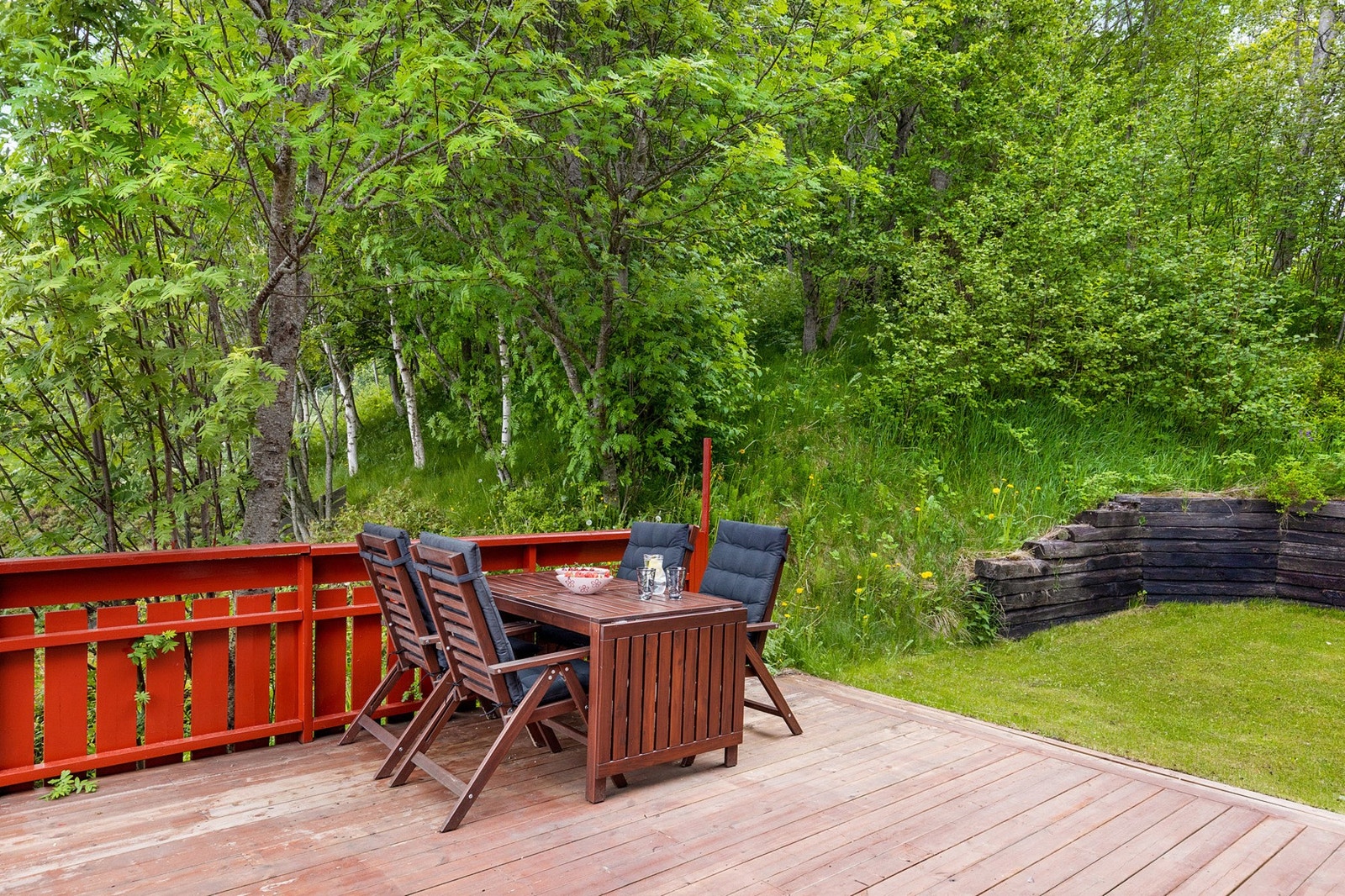 Terrasse med enkel adkomst til gressplen. Her sitter man godt skjermet for innsyn. Galleribilde