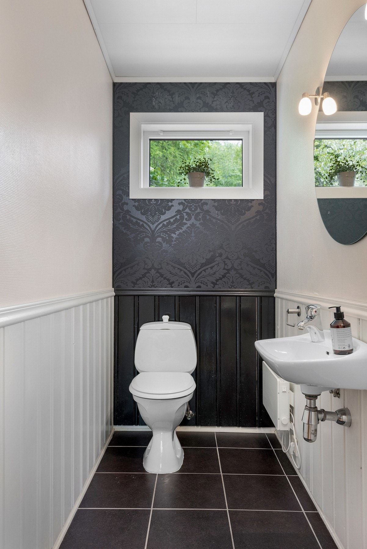 Praktisk toalettrom rett ved èntre. Galleribilde