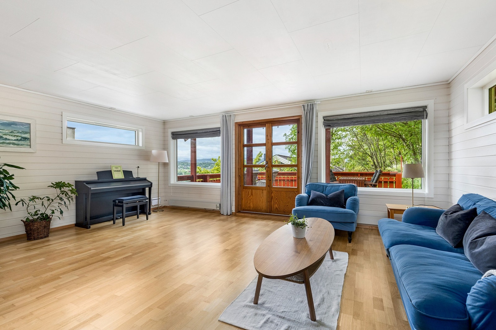 God plass til ønsket møblement på stue. Her er også utgang til terrasse. Galleribilde