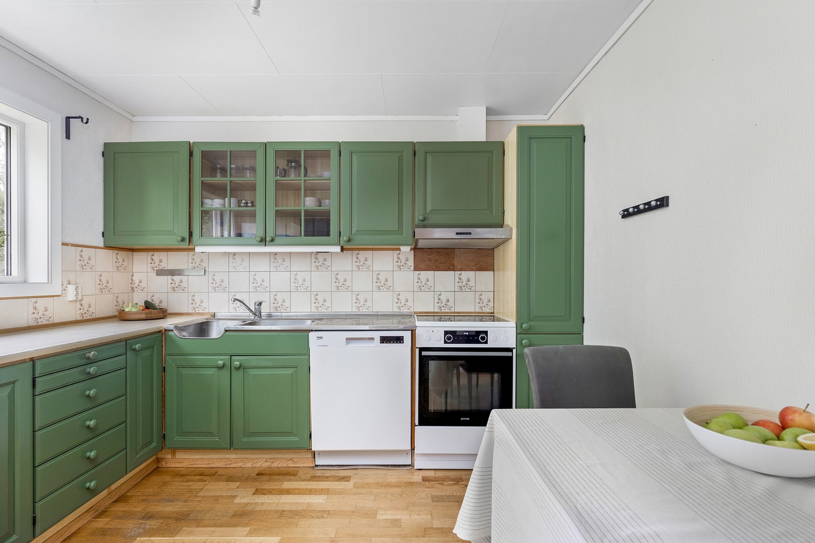 Kjøkkenet er på 9.5m² og er av eldre dato. Galleribilde