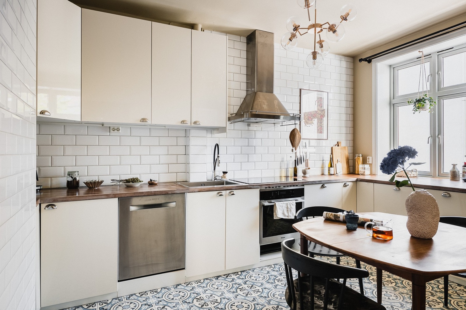 Åpent og luftig kjøkken. Galleribilde