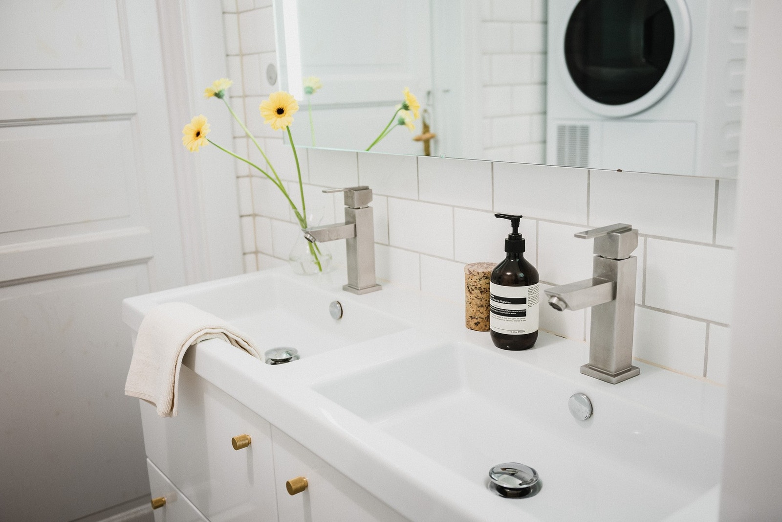 Praktisk dobbel servant med stilrent preg. Galleribilde