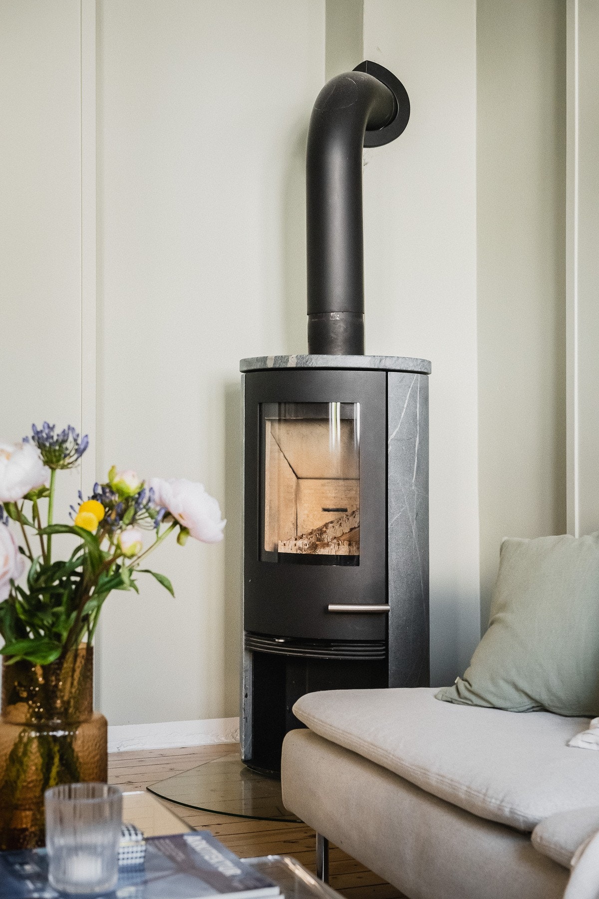 Lun og koselig atmosfære etter mørkets frembrudd. Galleribilde