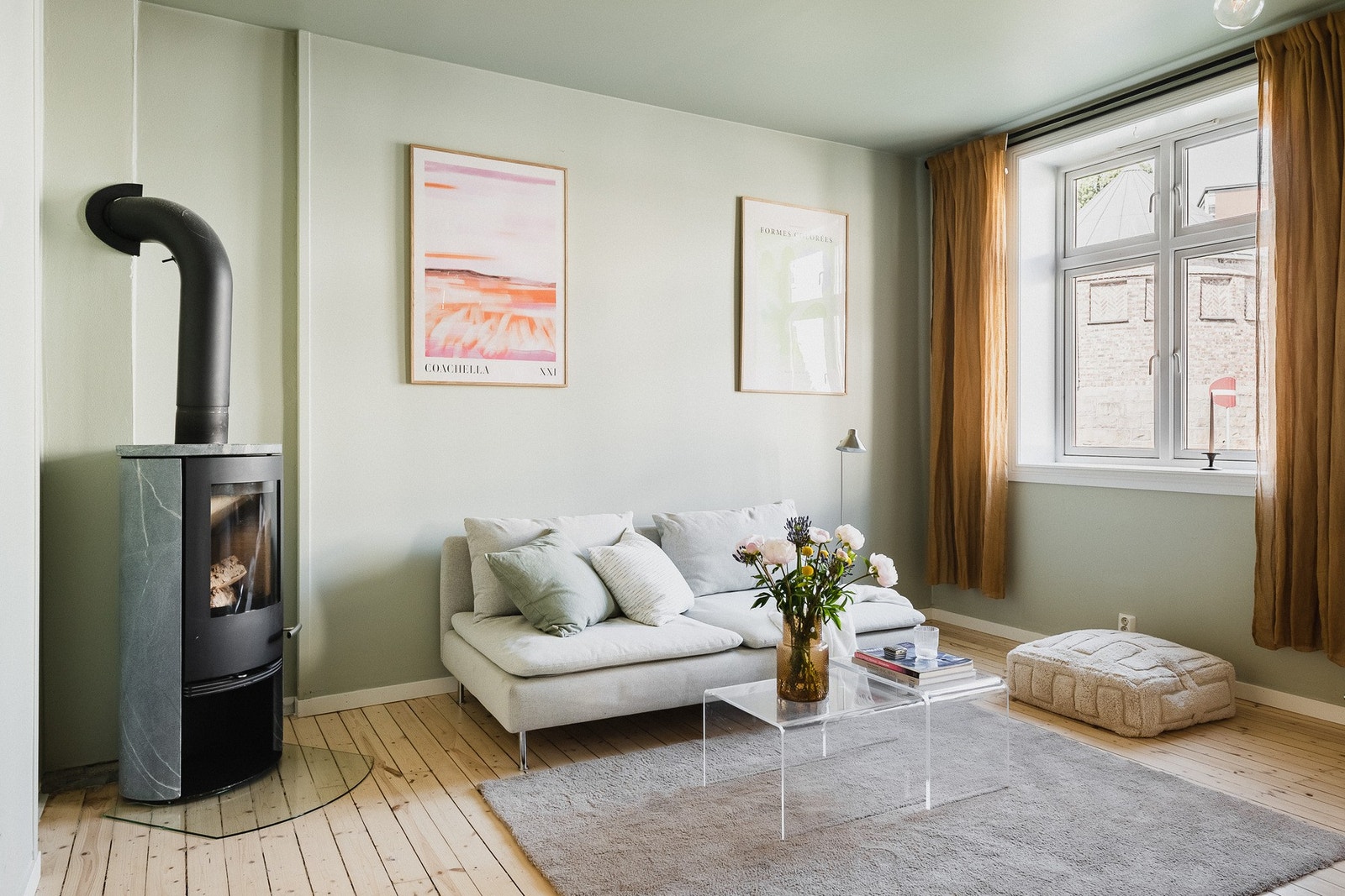 Lys og romslig hovedstue med peisovn. Galleribilde