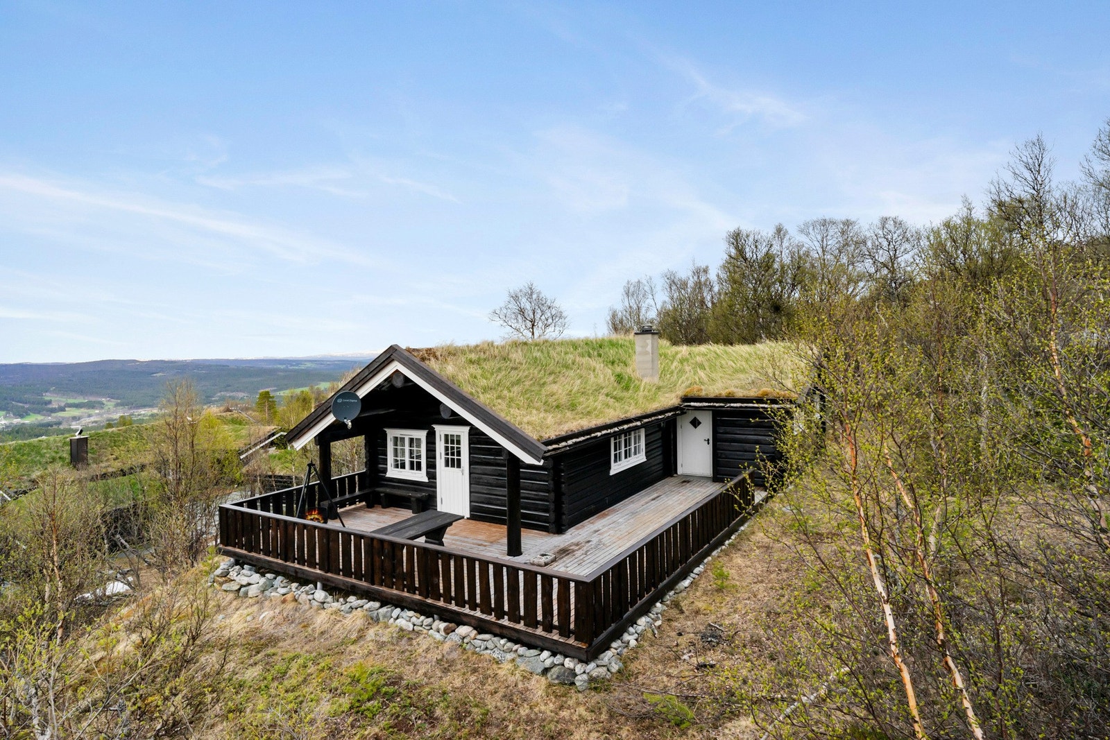 Stor terrasse med glimrende solforhold. Her sitter du skjermet for innsyn Galleribilde