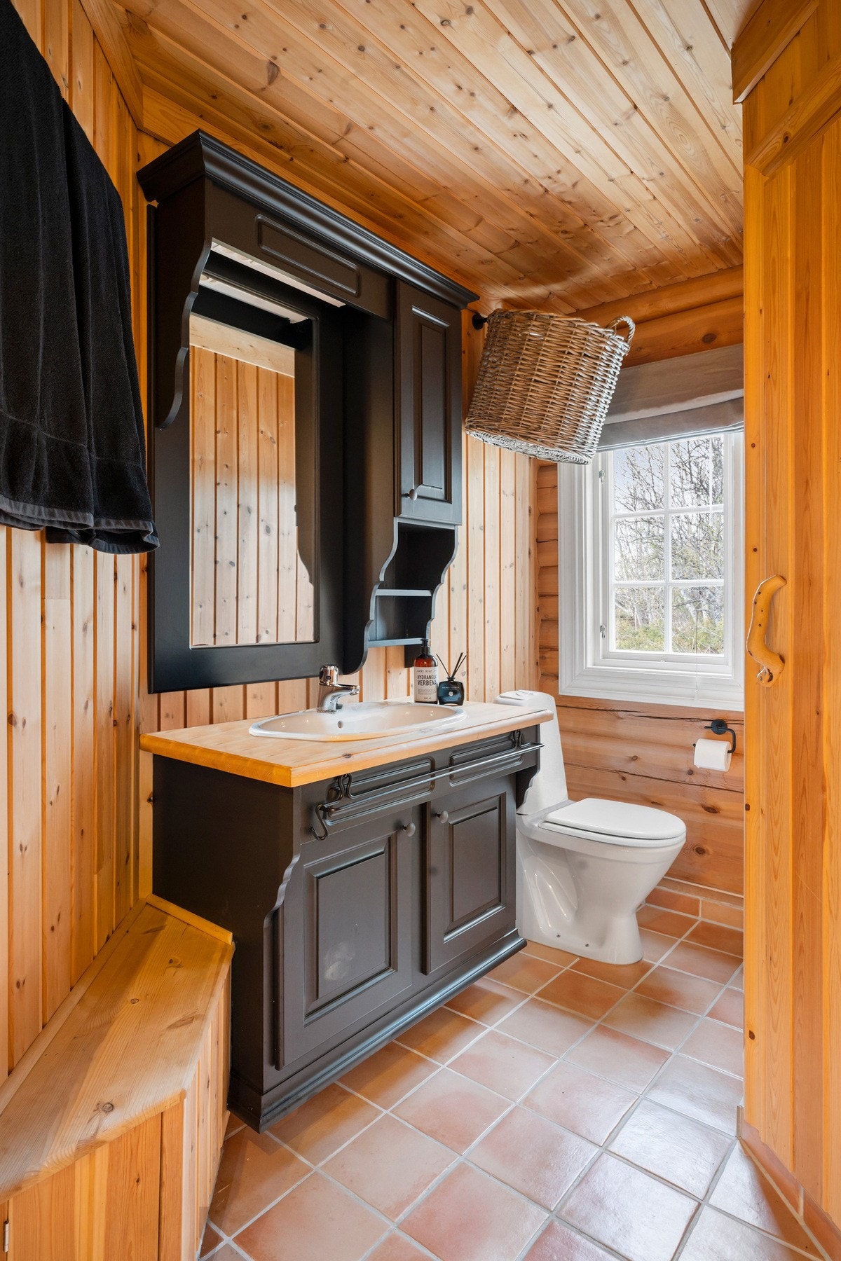 Badet har innlagt vann og vannklosett Galleribilde