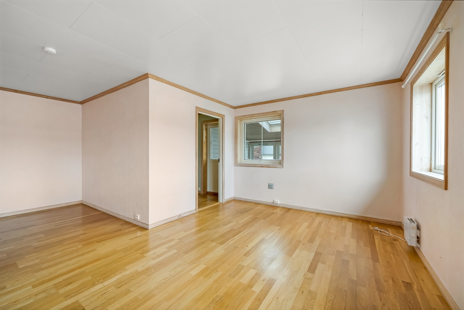 Stue med adkomst til soverom og videre ut til en innglasset terrasse. Galleribilde