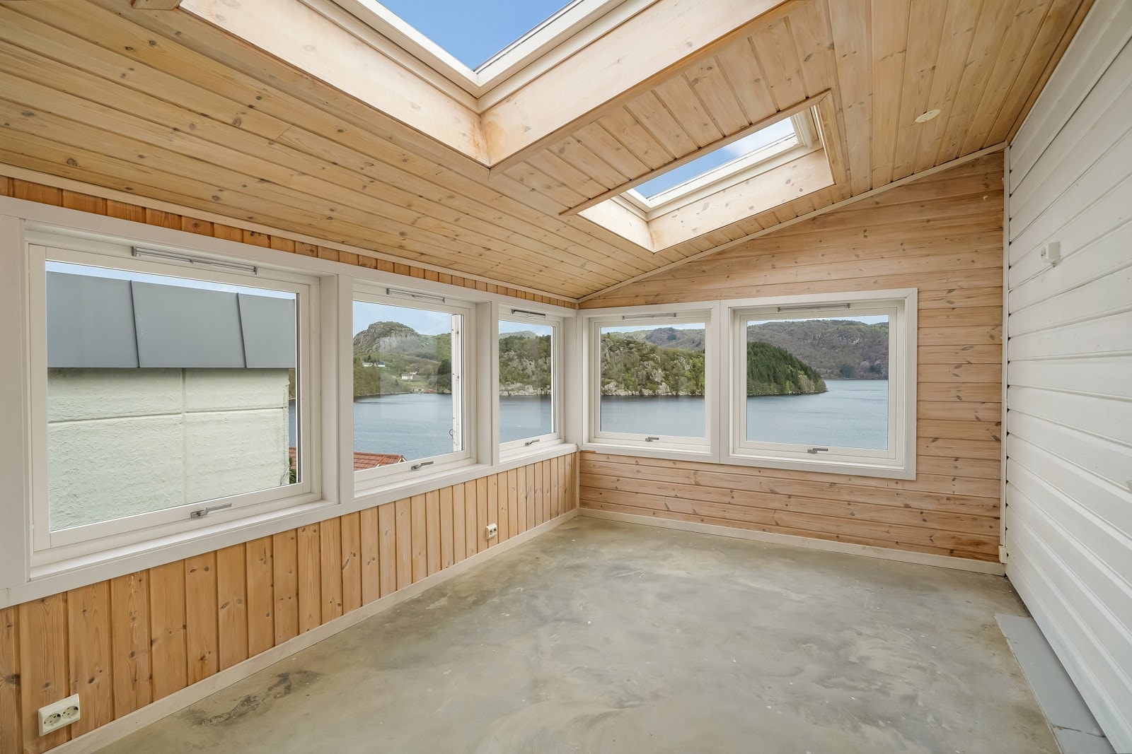 Innebygd terrasse med åpne vinduer Galleribilde