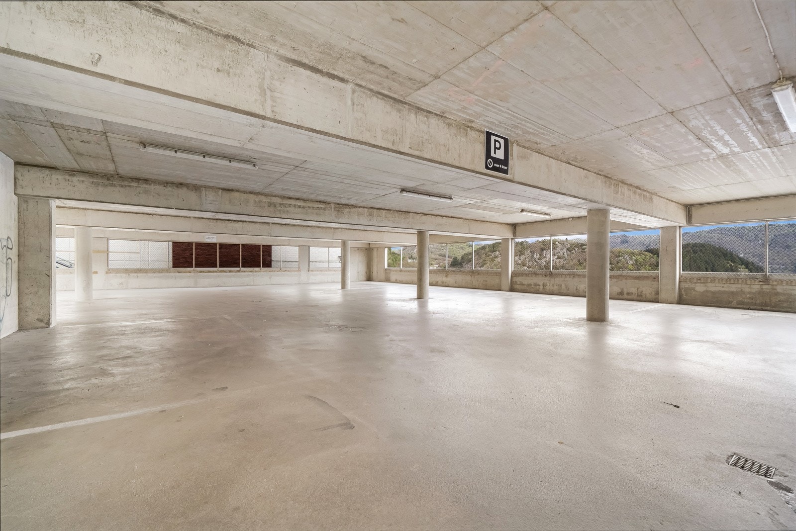 Kommunal parkering på gateplan. Galleribilde
